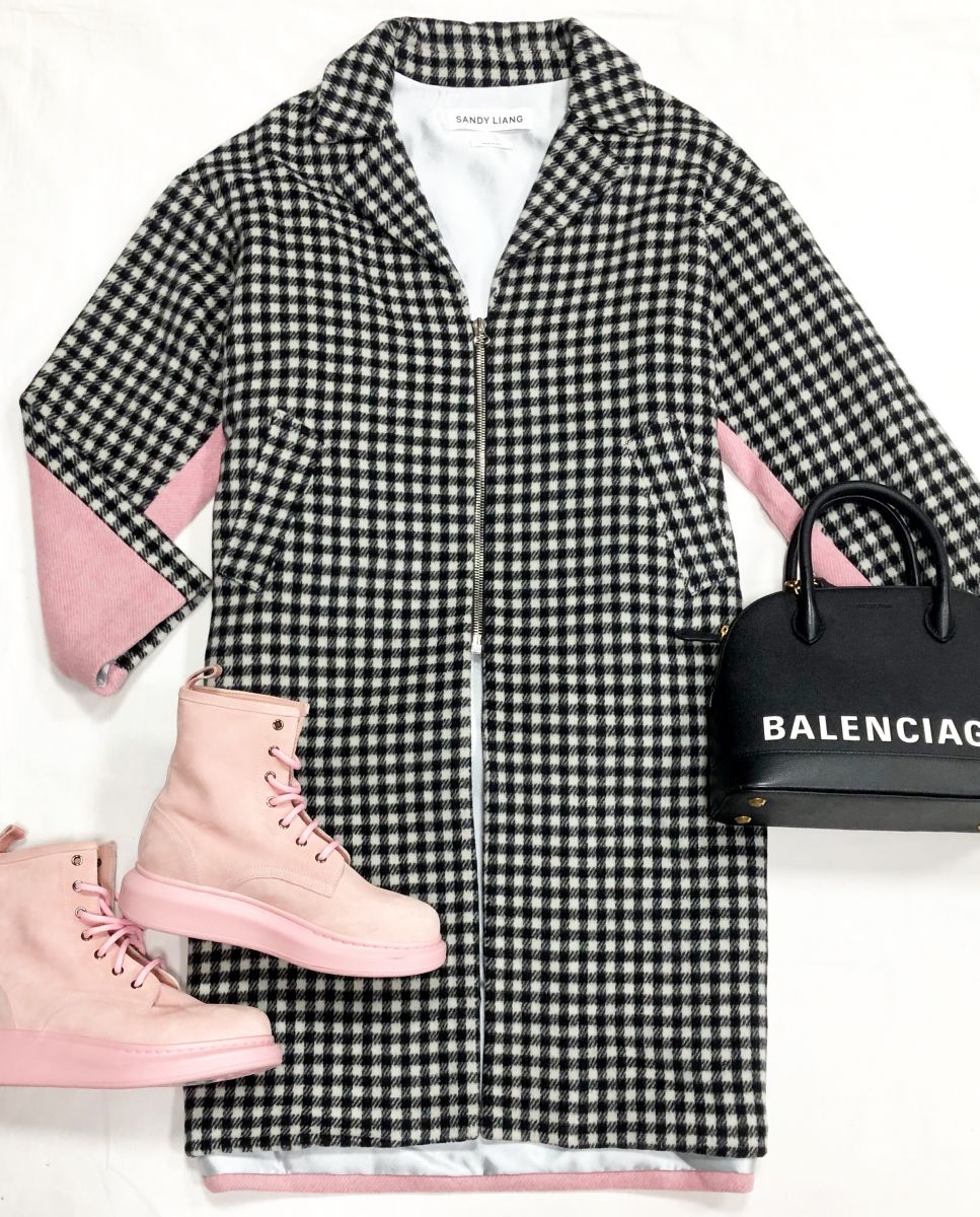 Пальто Sandy Liang размер 38 цена 10 959 руб
Ботинки Alexander McQueen размер 38 цена 23 483 руб
Сумка Balenciaga