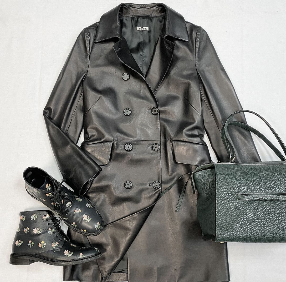 Пальто / кожа / Miu Miu размер 38 цена 38 463 рубБотинки Saint Laurent размер 38 цена 12 308 рубСумка Celine