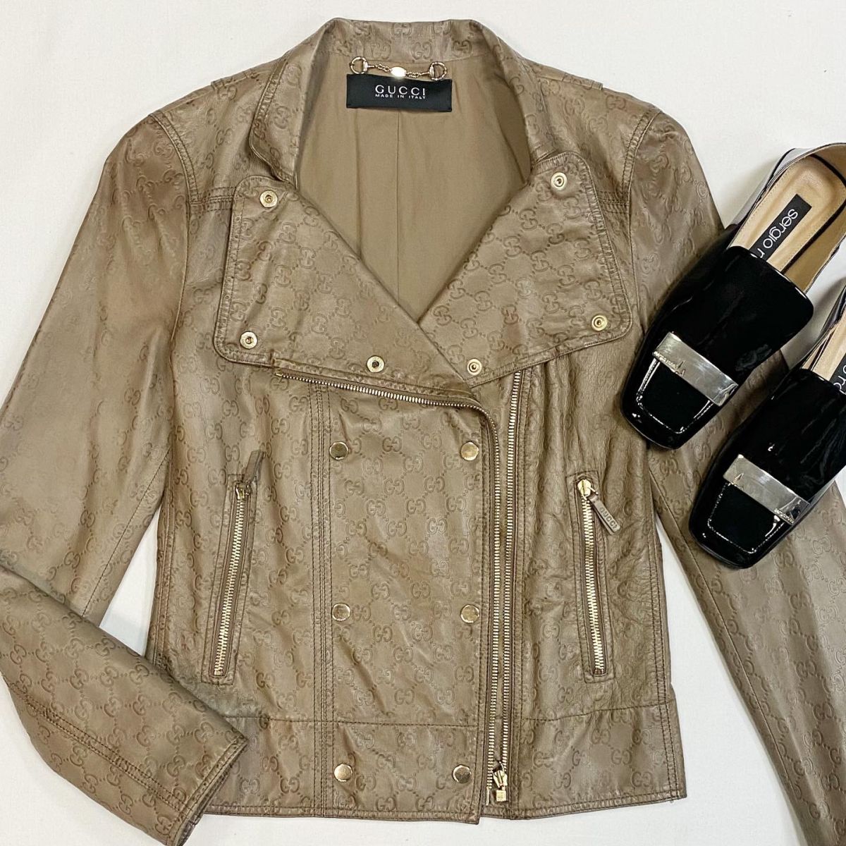 Куртка/кожа/ Gucci размер 42 цена 61 540 рубЛоферы Sergio Rossi размер 36 цена 23 078 руб