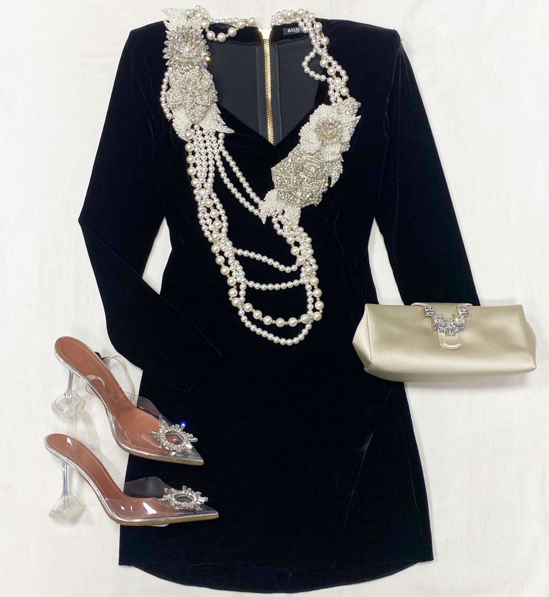 Платье / бархат / отделка жемчуг / камни / Balmain размер 38 цена 78 275 руб 
Босоножки Amina Muaddi размер 38 цена 46 965 руб 
Клатч Rodo