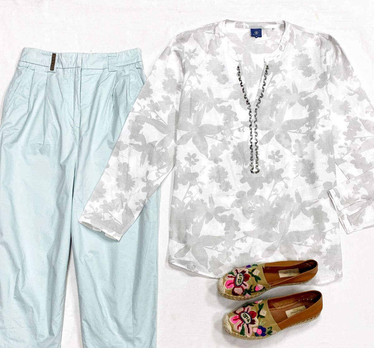 Туника Bogner размер 40 цена 6 262 руб
Брюки Peserico размер 40 цена 6 262 руб
Эспадрильи Valentino размер 37 цена 15 655 руб