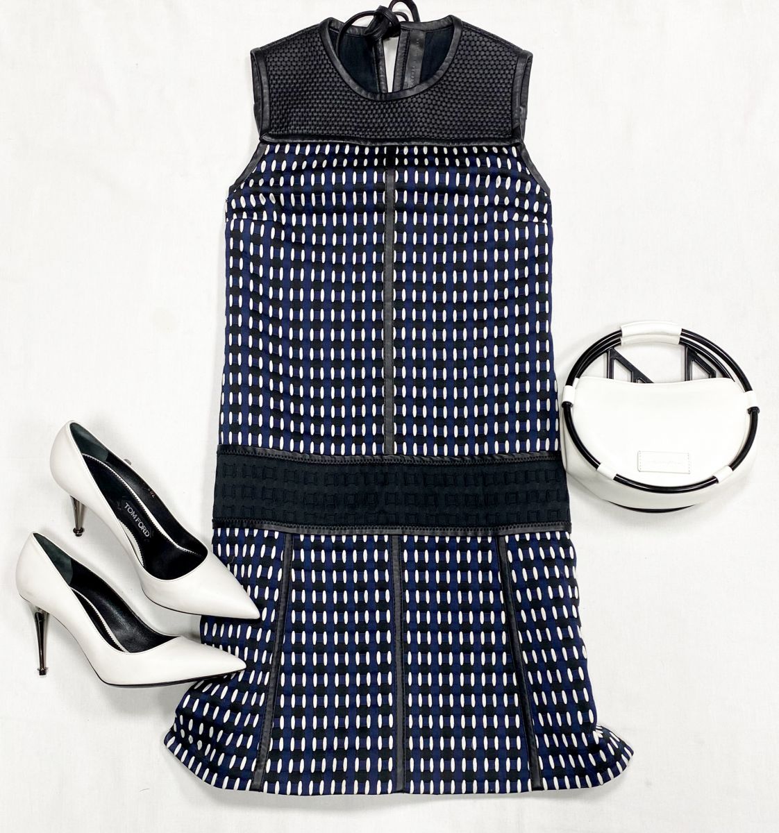 Платье Proenza Schouler размер 2 цена 15 385 руб
Туфли Tom Ford размер 40.5 цена 23 078 руб
Сумка Karl Lagerfeld 