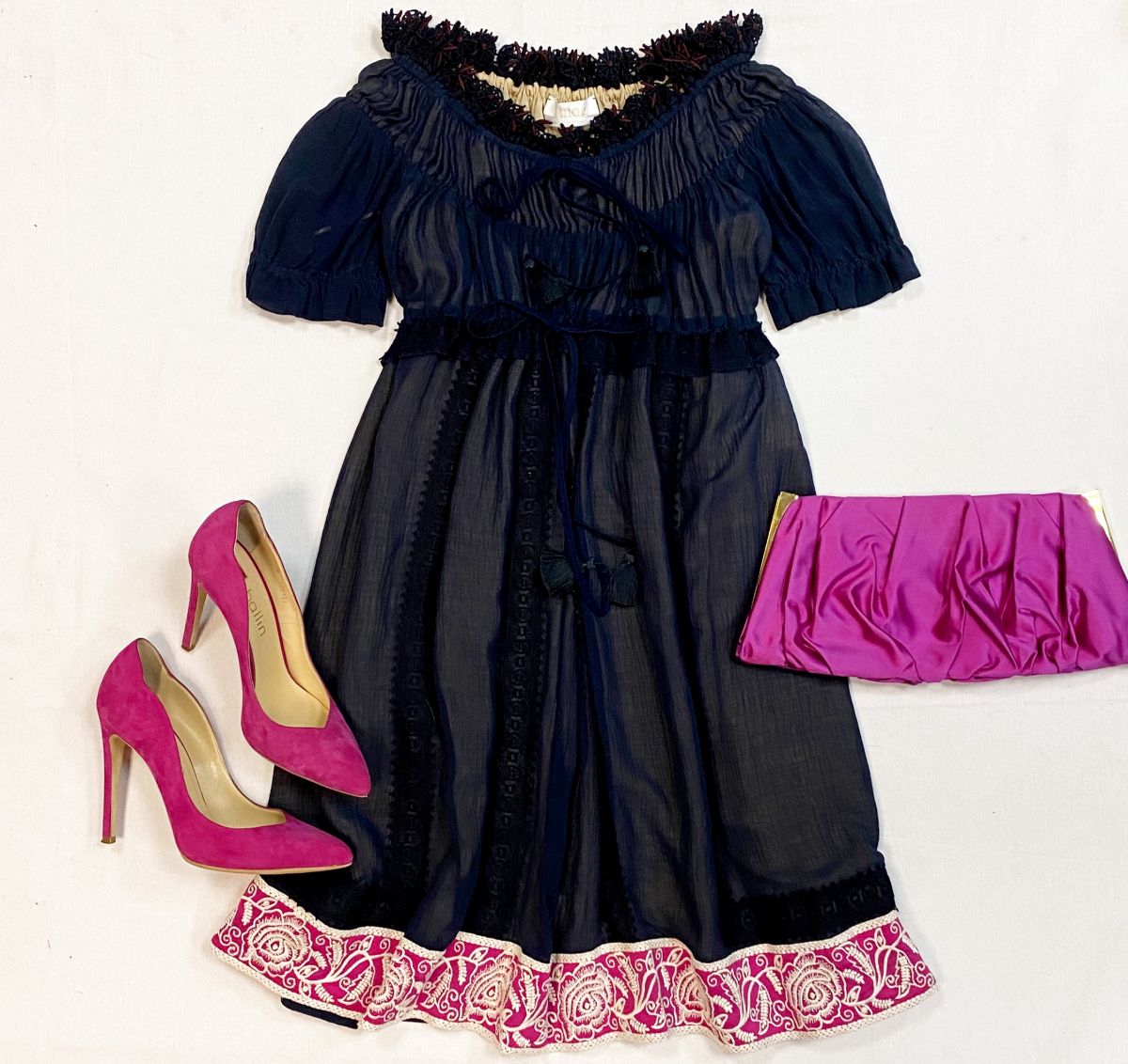Платье Chloe размер 34 цена 15 385 руб
Туфли Ballin размер 38 цена 7 693 руб
Клатч Dolce Gabbana 