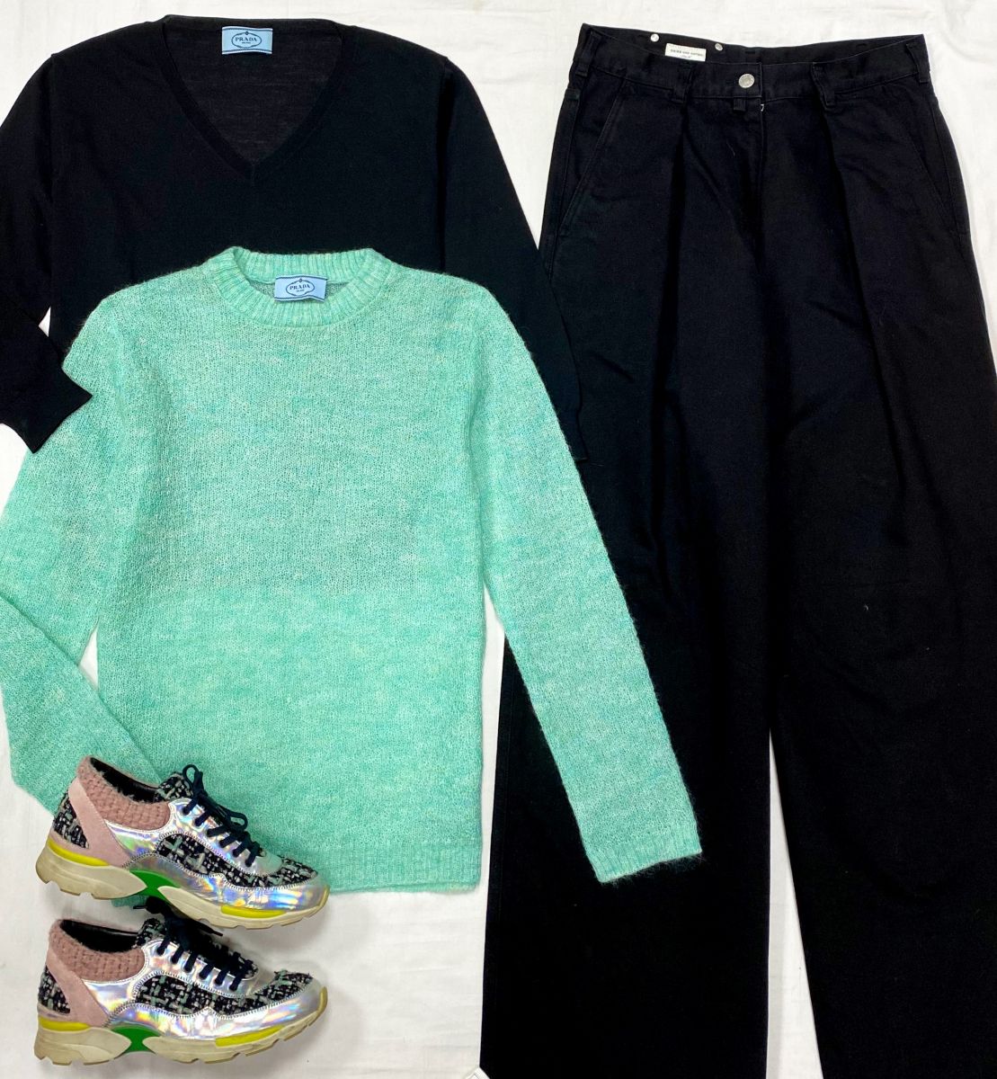 Кофты Prada размер 38 цена по 10 959 руб 
Джинсы Dries Van Noten размер 36 цена 15 655 руб 
Кроссовки Chanel размер 37 цена 23 483 руб