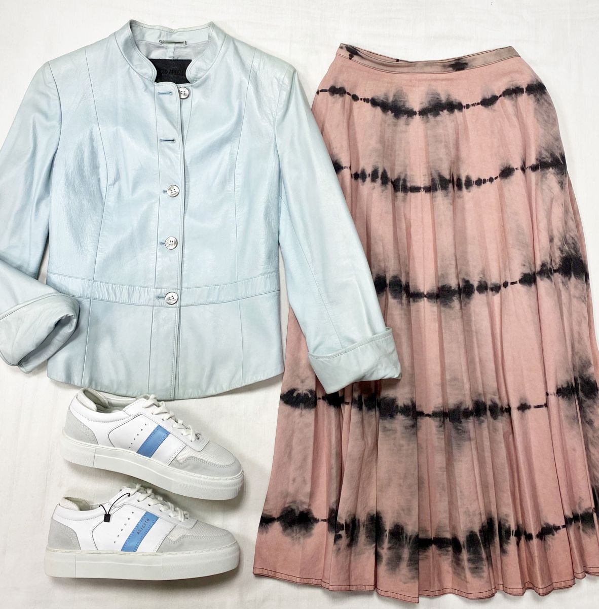 Юбка Christian Dior размер 46 цена 39 138 руб 
Куртка / кожа / Giorgio Armani размер 46 цена 31 310 руб 
Кеды Axel Arigato размер 38.5 цена 7 828 руб