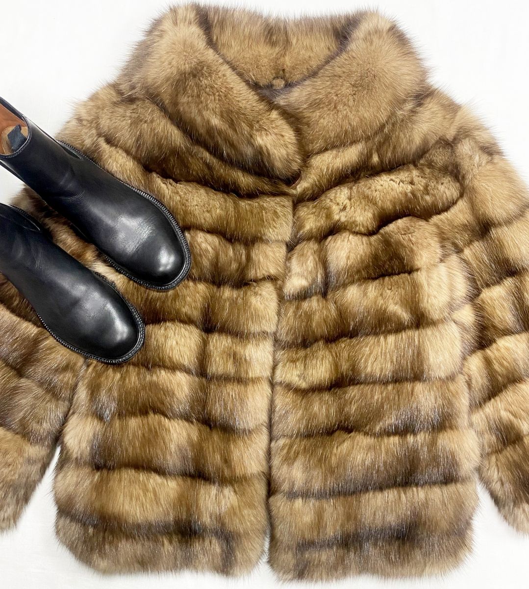 Шубка /мех соболя/ размер 40 цена 469 650 руб
Ботинки Celine размер 36 цена 18 786 руб