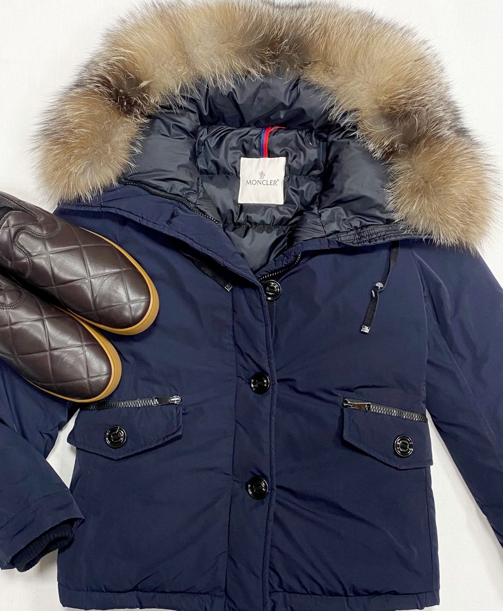 Пуховик Moncler размер 1 цена 15 655 руб
Лоферы Bottega Veneta размер 38.5 цена 23 483 руб