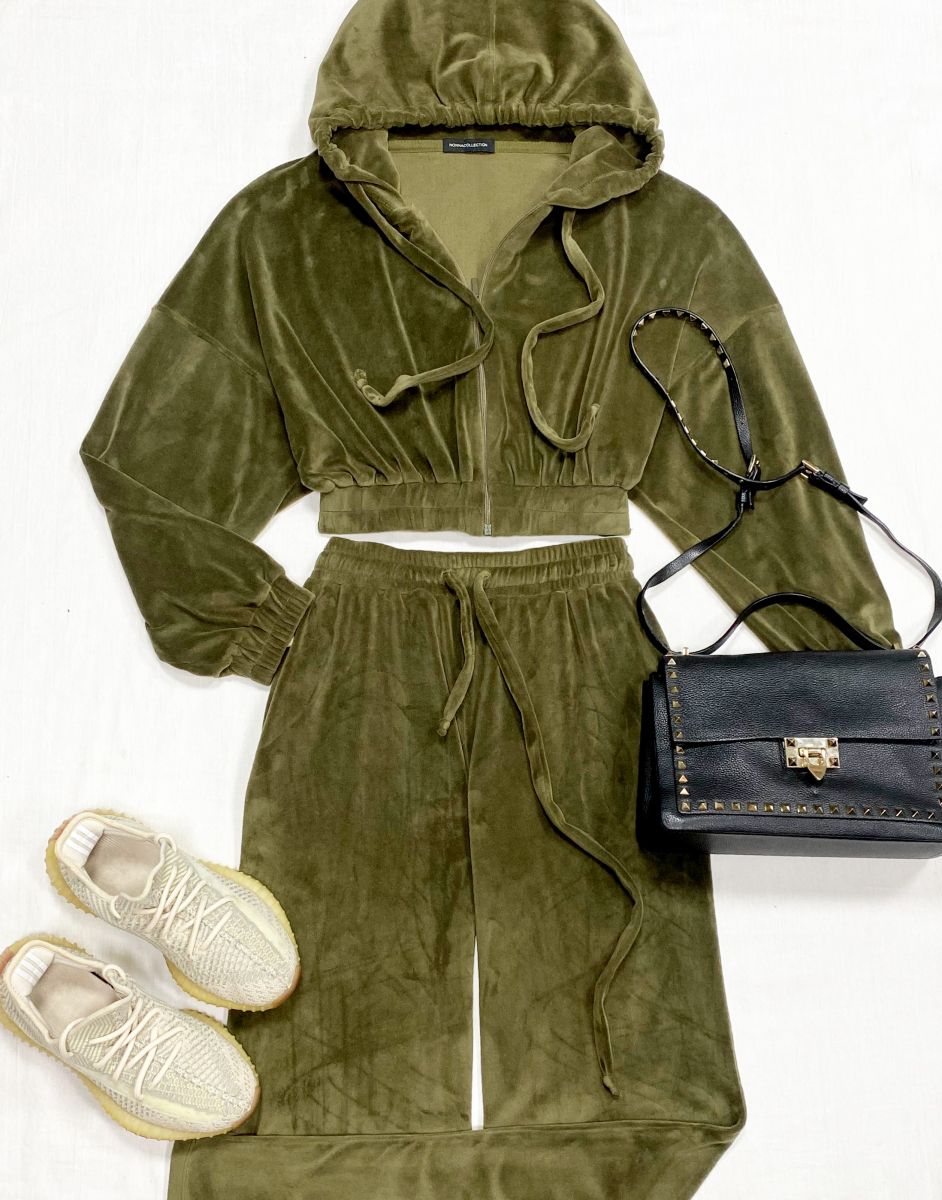 Костюм / бархат/ Nonnacollection размер 42 цена 6 262 руб
Кроссовки Adidas Yeezy размер 38 цена 6 262 руб