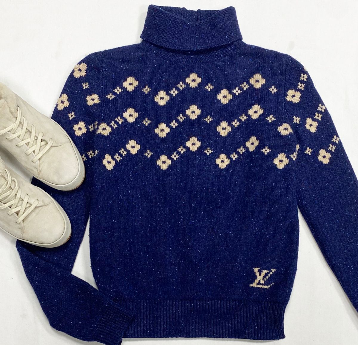 Свитер Louis Vuitton размер S цена 38 463 рубКеды размер 39.5 цена 38 463 руб