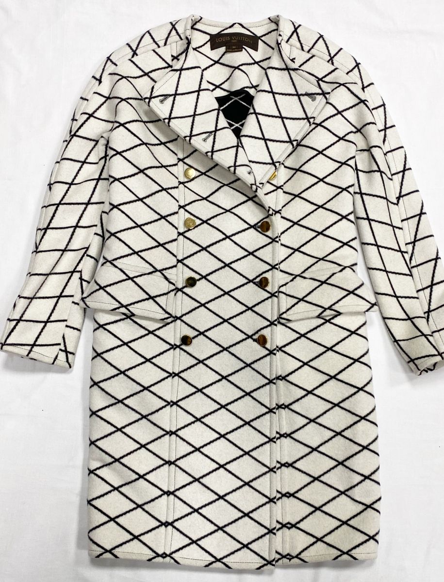 Пальто Louis Vuitton размер 34 цена 46 965 руб
Лоферы Chanel размер 39 цена 109 585 руб
Сумка Prada 