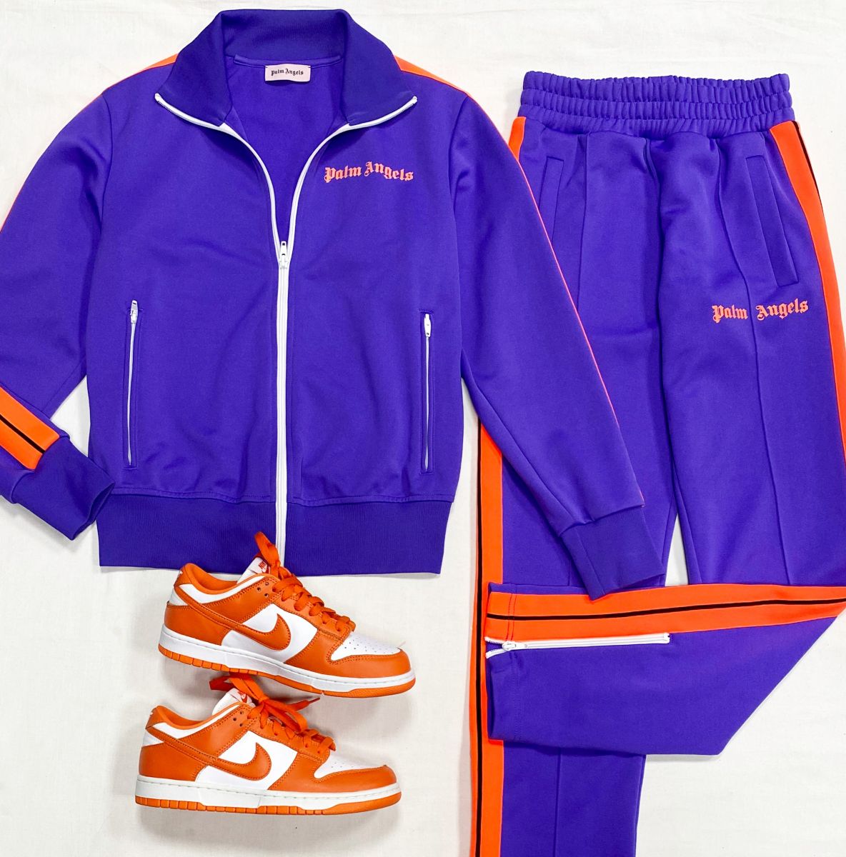 Костюм Palm Angels размер S цена 23 483 руб
Кеды Nike размер 39 цена 7 828 руб