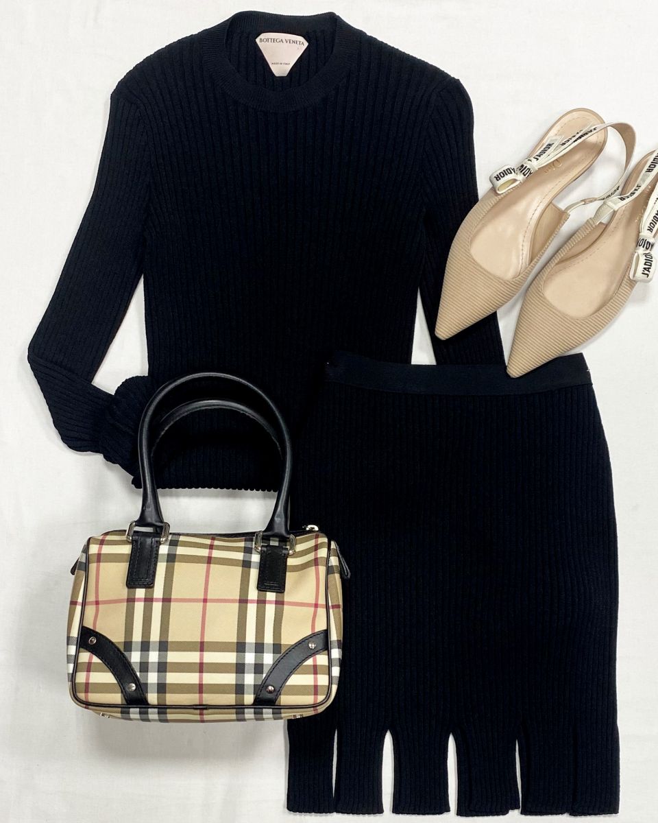Костюм Bottega Veneta размер 38 цена 31 310 руб
Мюли Christian Dior размер 38.5 цена 46 965 руб
Сумка Burberry 