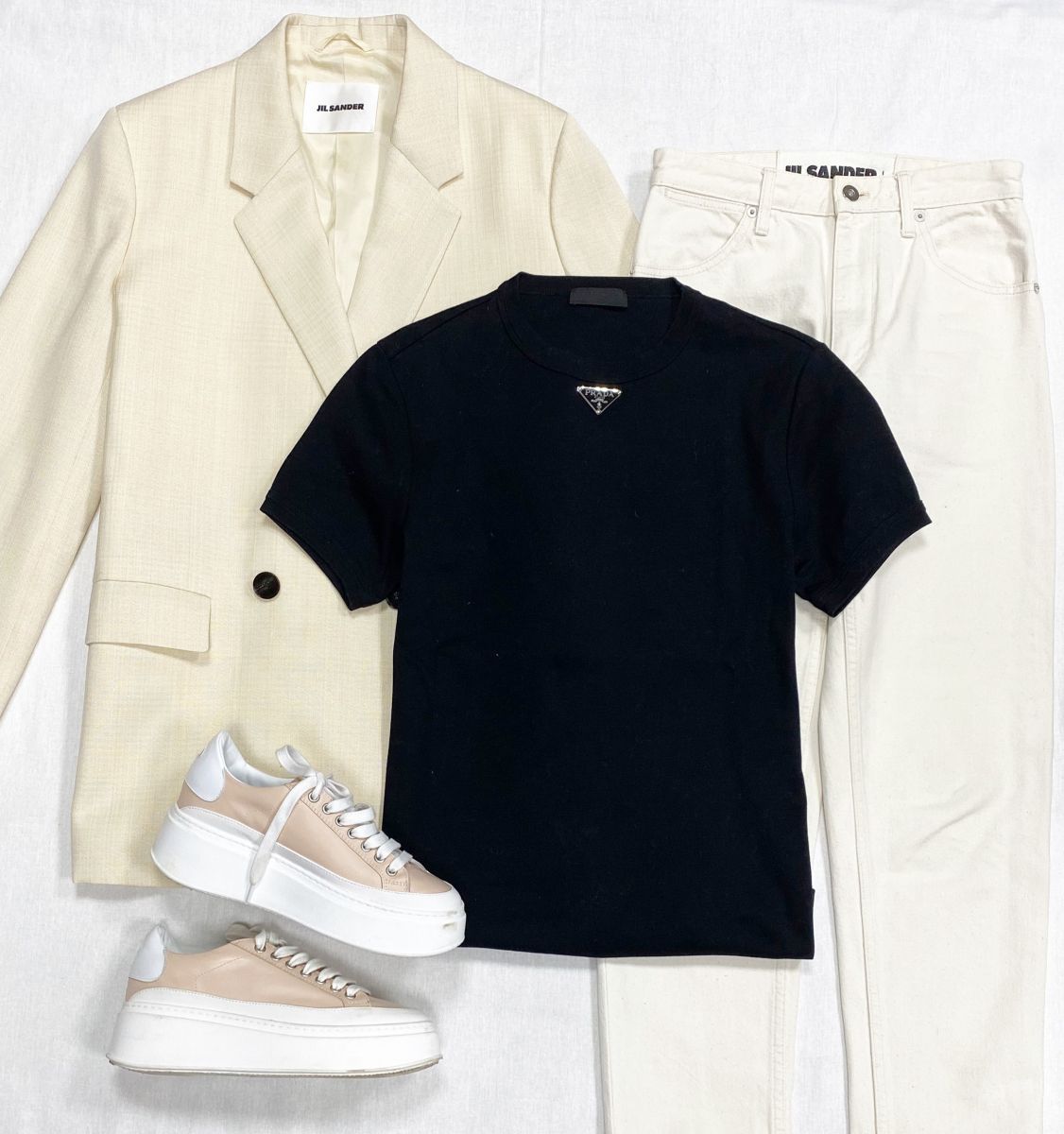 Жакет Jil Sander размер 38 цена 31 310 руб
Джинсы Jil Sander размер 24 цена 10 959 руб
Футболка Prada размер S цена 15 655 руб
Кеды Le Maire размер 37 цена 15 655 руб