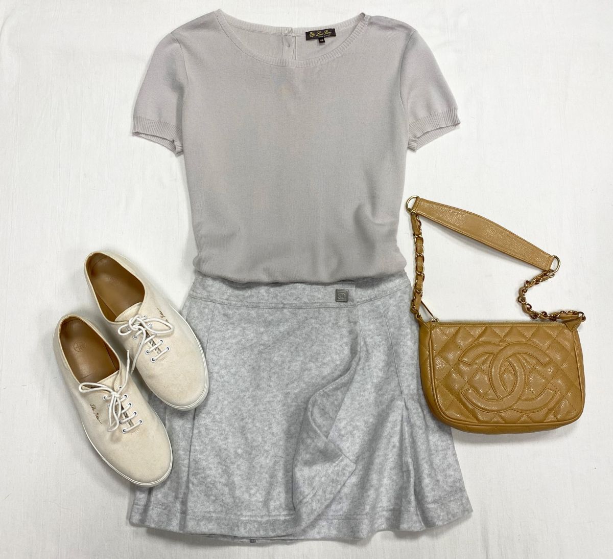 Юбка Chanel размер 38 цена 15 655 руб 
Кофта Loro Piana размер 42 цена 15 655 руб 
Кеды The Row размер 38 цена 23 483 руб 
Сумочка Chanel