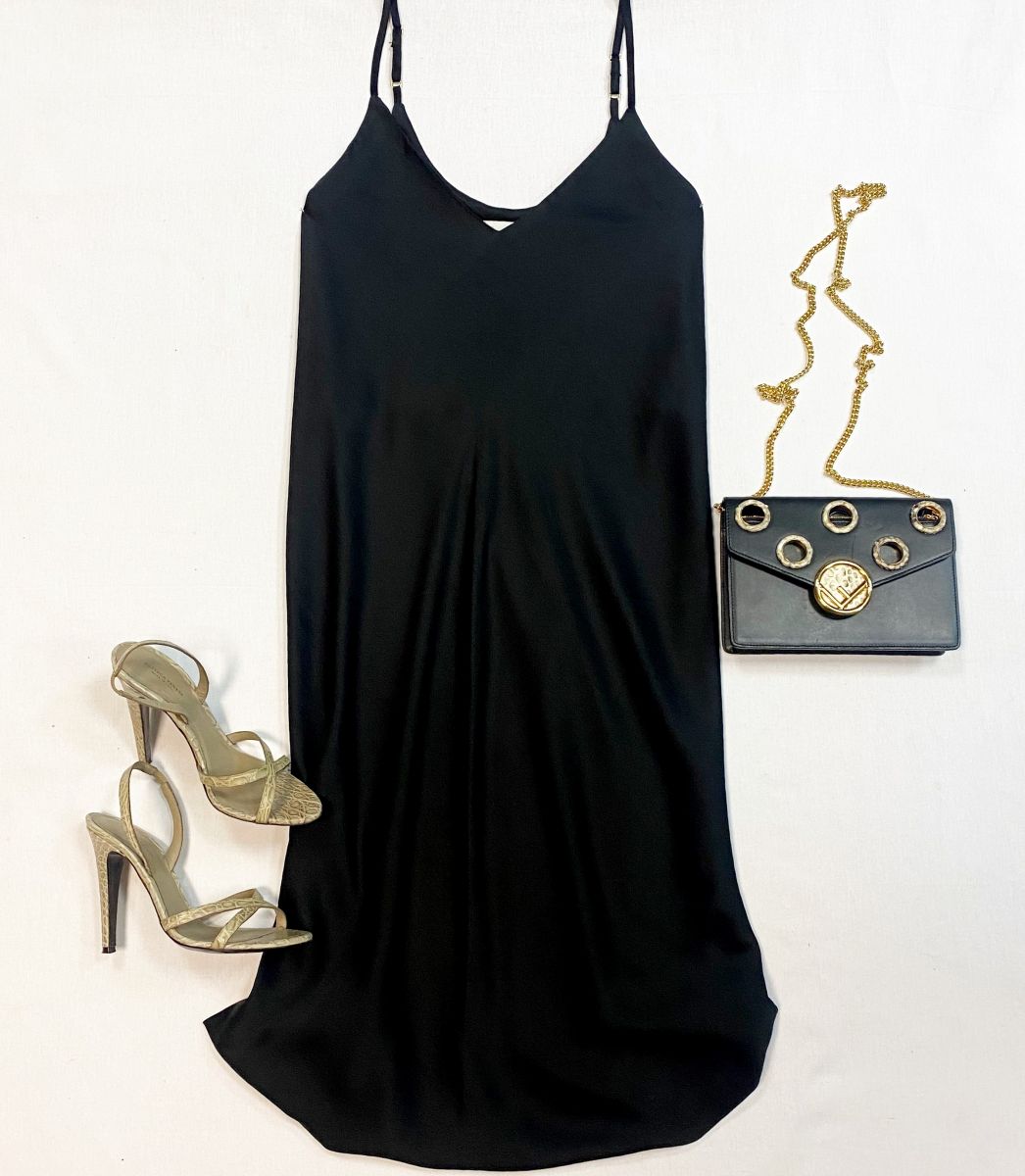 Платье Vicolo размер M цена 4 616 руб
Босоножки Bottega Veneta размер 38 цена 12 308 руб
Сумка Fendi 