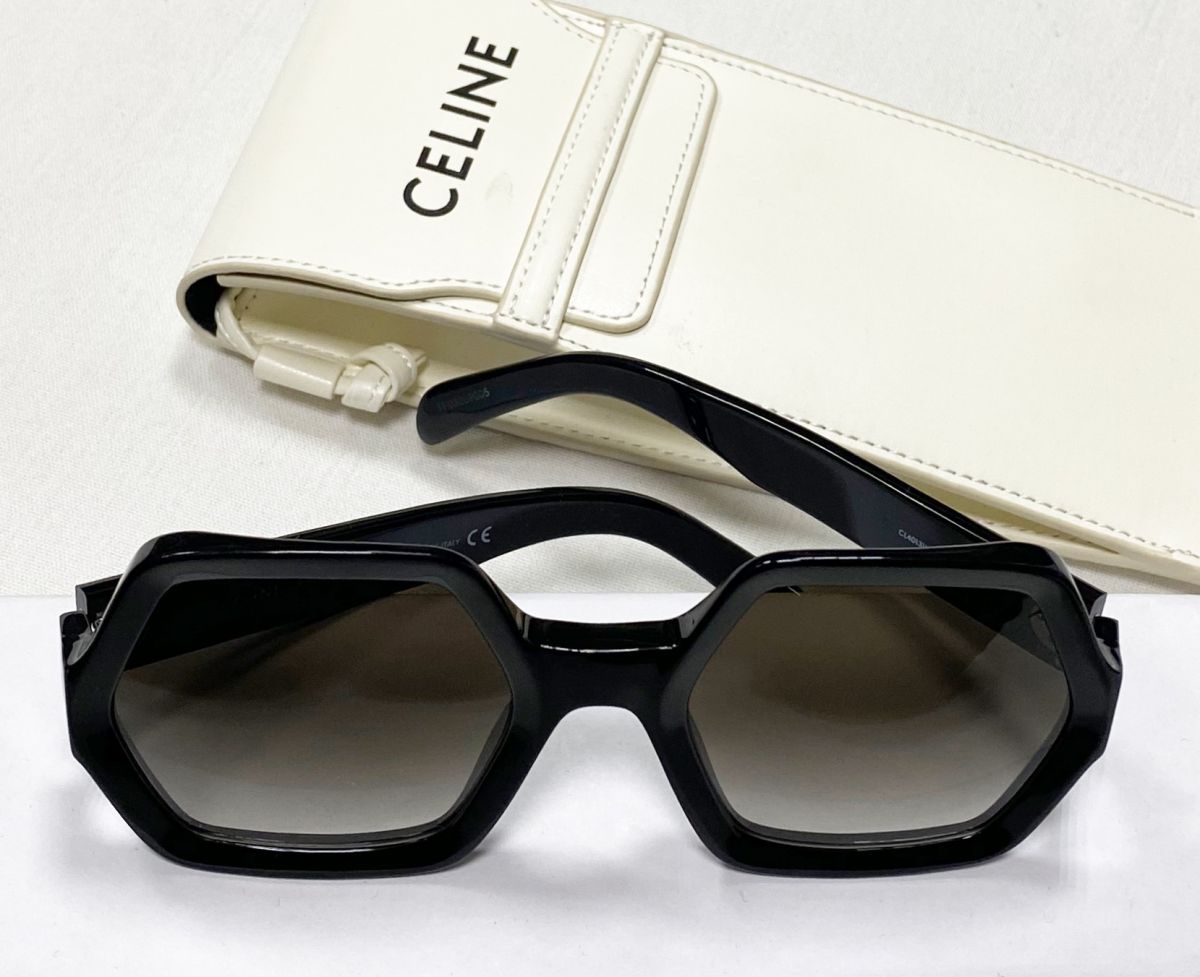 Платье Saint Laurent размер 36 цена 23 483 руб 
Босоножки Saint Laurent размер 37.5 цена 39 138 руб 
Сумочка Dolce Gabbana