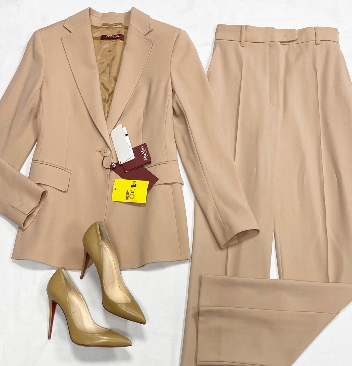 Костюм Max Mara размер 40 цена 23 483 руб
Туфли Louboutin размер 40 цена 23 483 руб