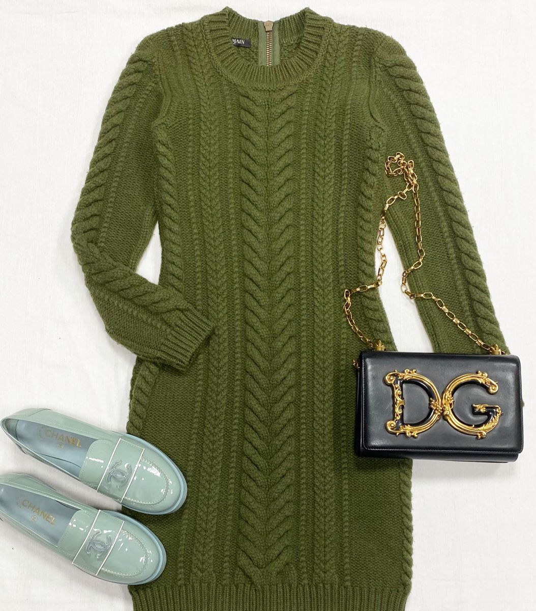 Платье Balmain размер 36 цена 7 828 руб
Лоферы Chanel размер 38.5 цена 39 138 руб
Сумка Dolce Gabbana 