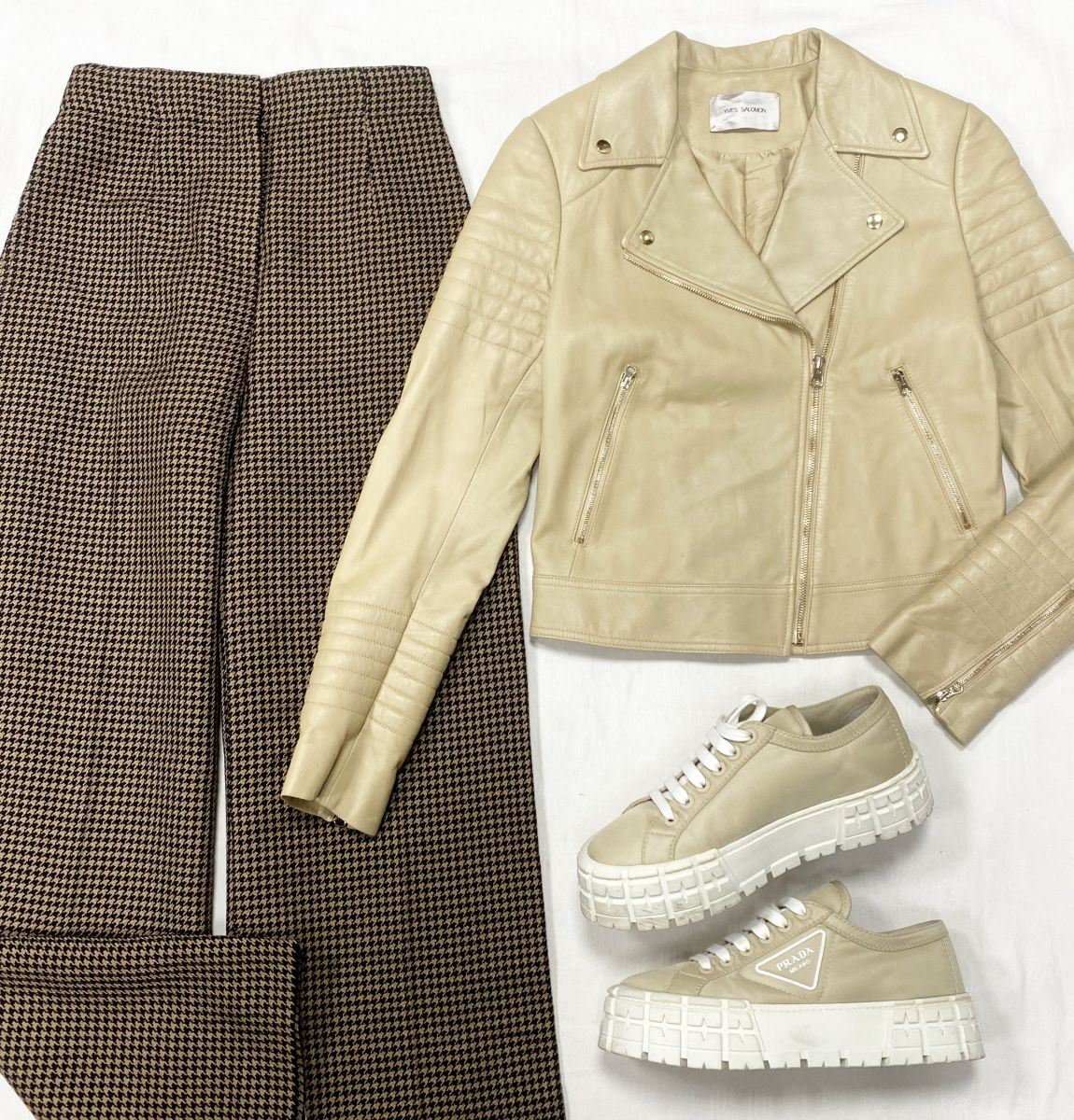 Косуха Yves Salomon размер 38 цена 15 655 руб Брюки Christian Dior размер 36 цена 23 483 руб Кроссовки Prada размер 40 цена 39 138 руб