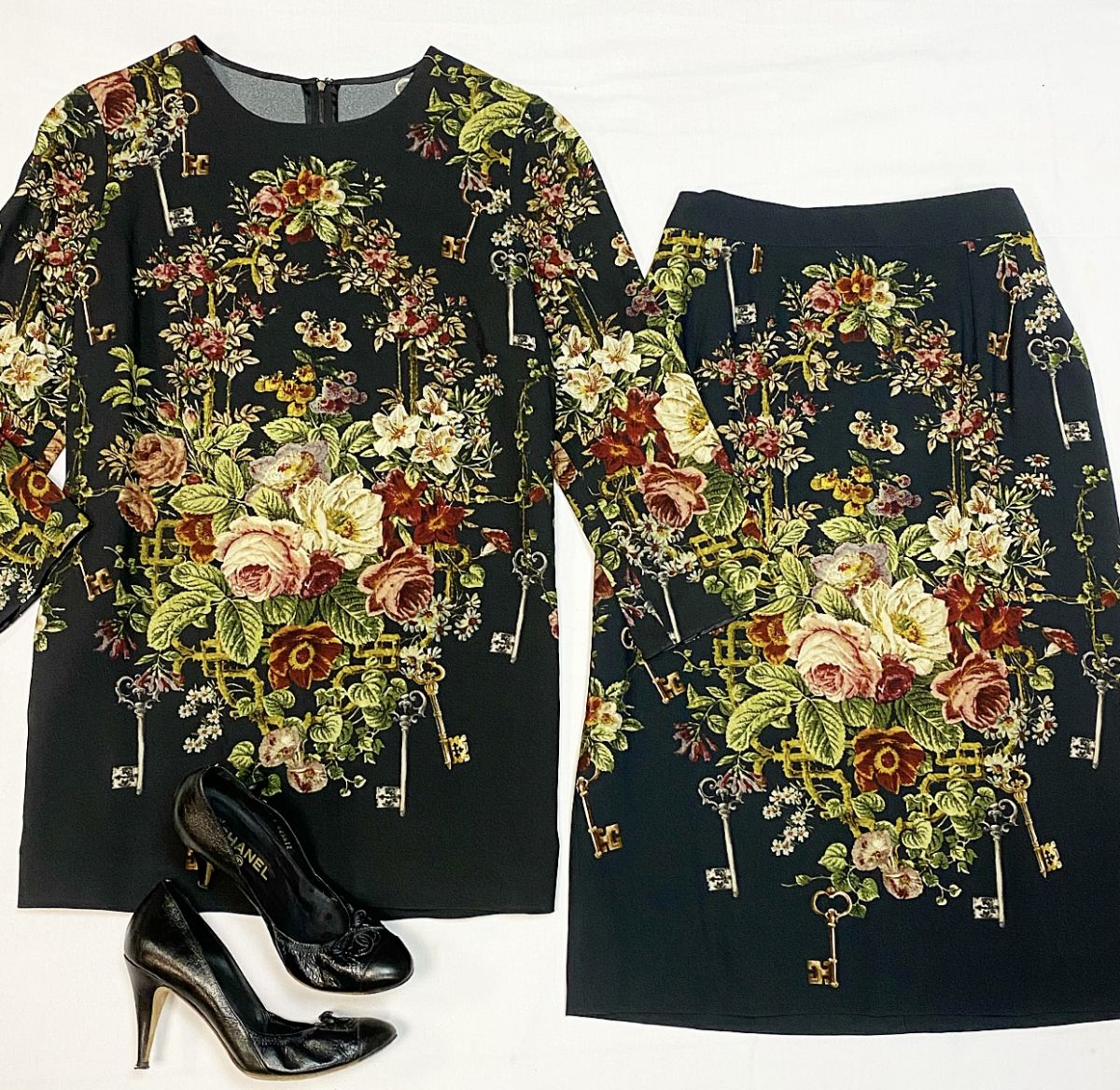 Блузка Dolce Gabbana размер 48 цена 15 385 руб 
Юбка Dolce Gabbana размер 48 цена 15 385 руб 
Туфли Chanel размер 37 цена 6 154 руб