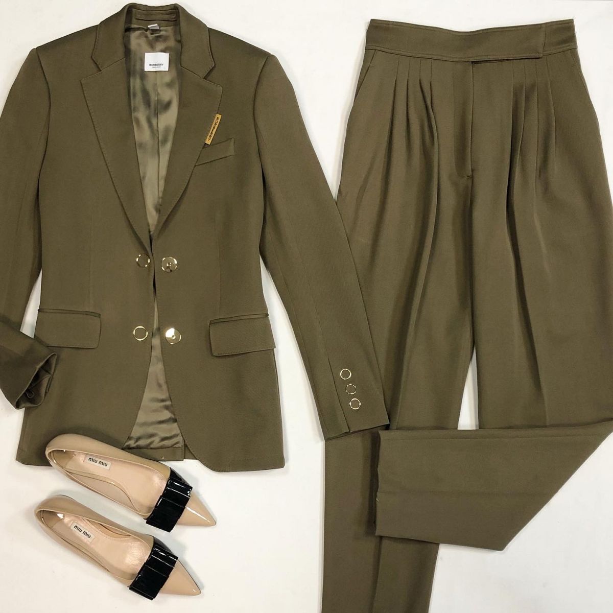 Костюм BURBERRY  размер 36 цена 46 155 рубБалетки MIUMIUразмер 39 цена 15 385 руб