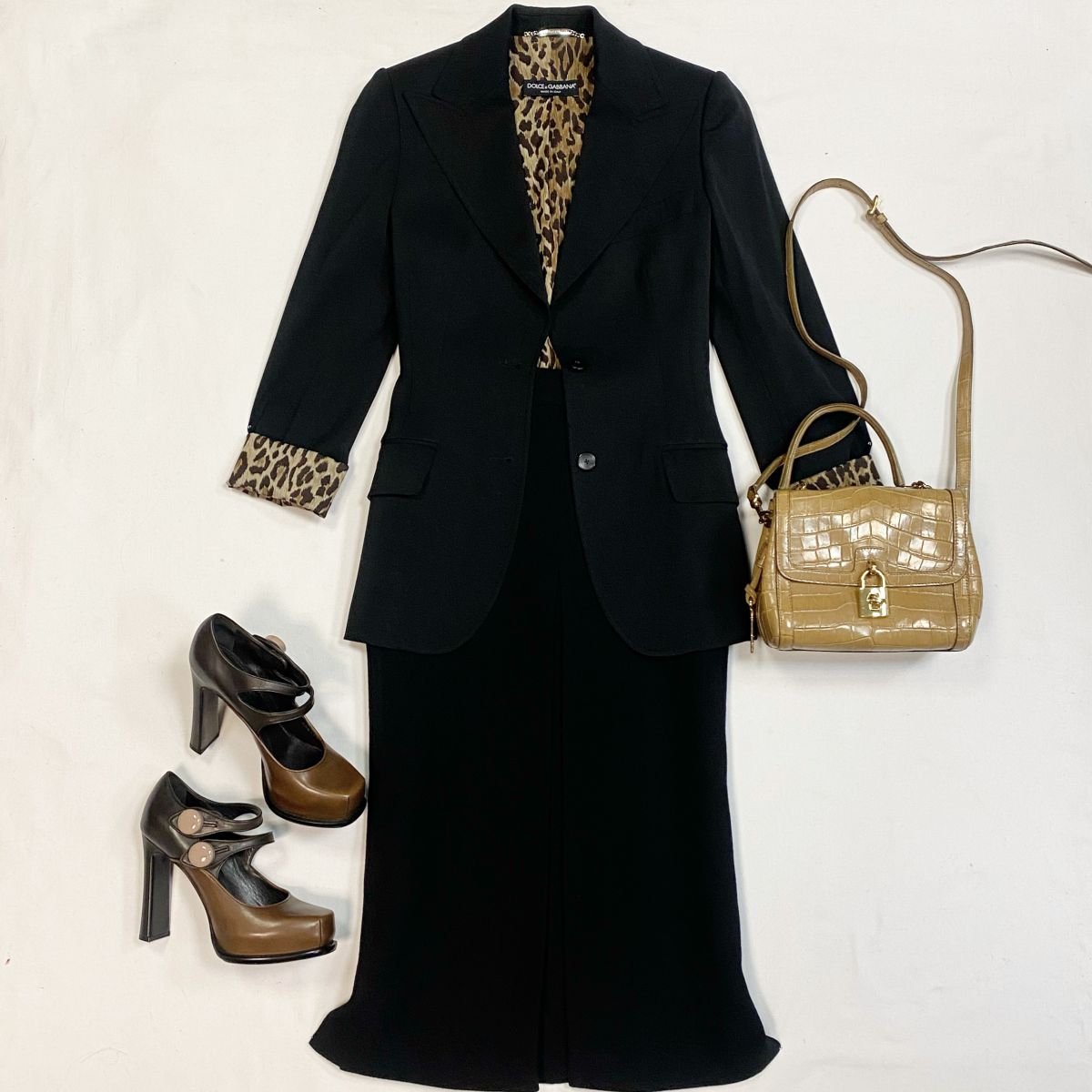 Жакет Dolce Gabbana размер 38 цена 15 385 рубЮбка Chloe размер 34 цена 23 078 рубТуфли Louis Vuitton размер 38 цена 12 308 рубСумка Dolce Gabbana