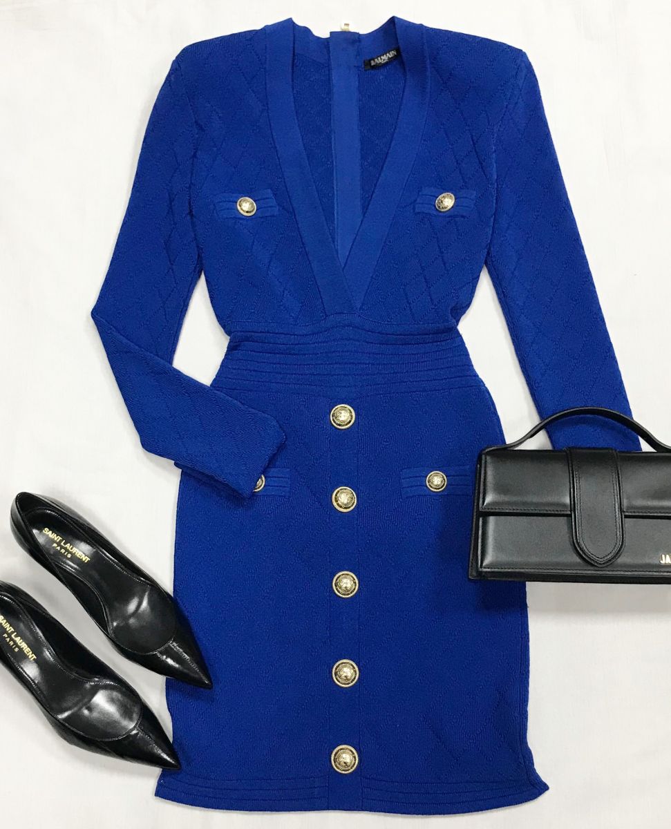 Платье Balmain размер 36 цена 23 483 руб
Туфли Saint Laurent размер 37.5 цена 23 483 руб
Сумочка Jacquemus
