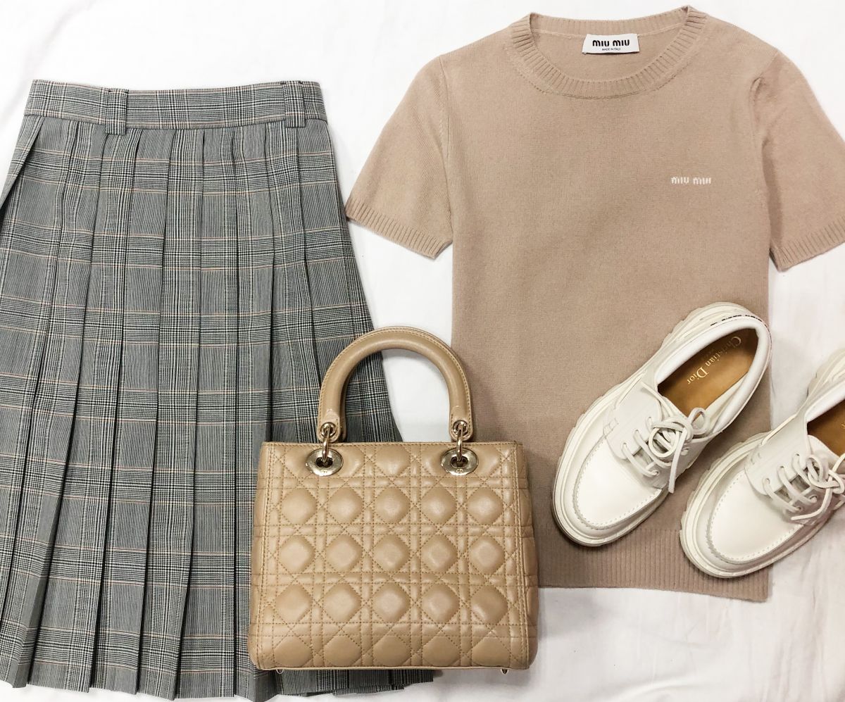 Кофта Miu Miu размер S цена 39 139 руб 
Юбка Miu miu размер 36 цена 31 310 руб 
Лоферы Christian Dior размер 38 цена 31 310 руб 
Сумочка Christian Dior