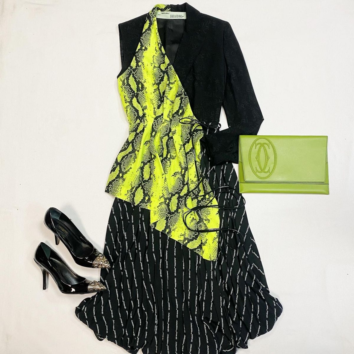 Платье Off White размер 40 цена 23 078 рубТуфли Louis Vuitton размер 38 цена 12 30 рубКлатч Cartier