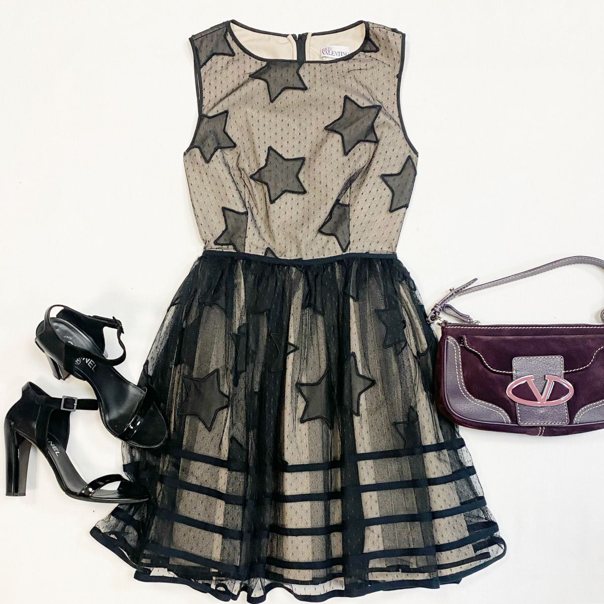Платье Red Valentino размер 38 цена 9 231 рубБосоножки Chanel размер 38 цена 15 385 рубСумка Valentino