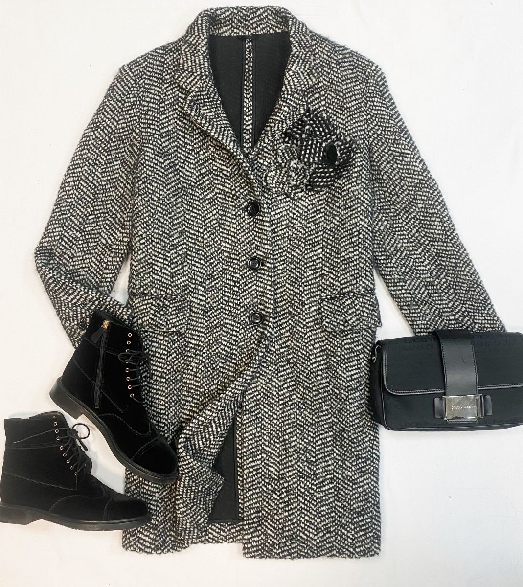 Пальто Ermanno Scervino размер 44 цена 15 385 руб
Ботинки Chanel размер 39 цена 46 155 руб
Сумка Dolce Gabbana