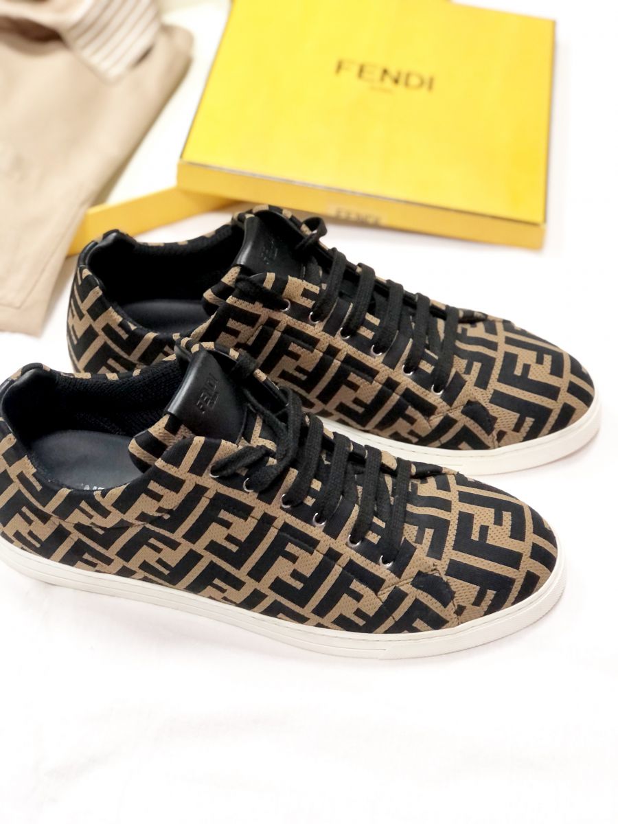 #Mechtamen
Кроссовки FENDI размер 44.5 цена 23 483 руб