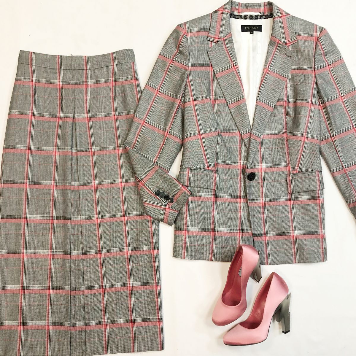 Костюм Escada размер 42 цена 15 385 рубТуфли Prada размер 38 цена 18 462 руб