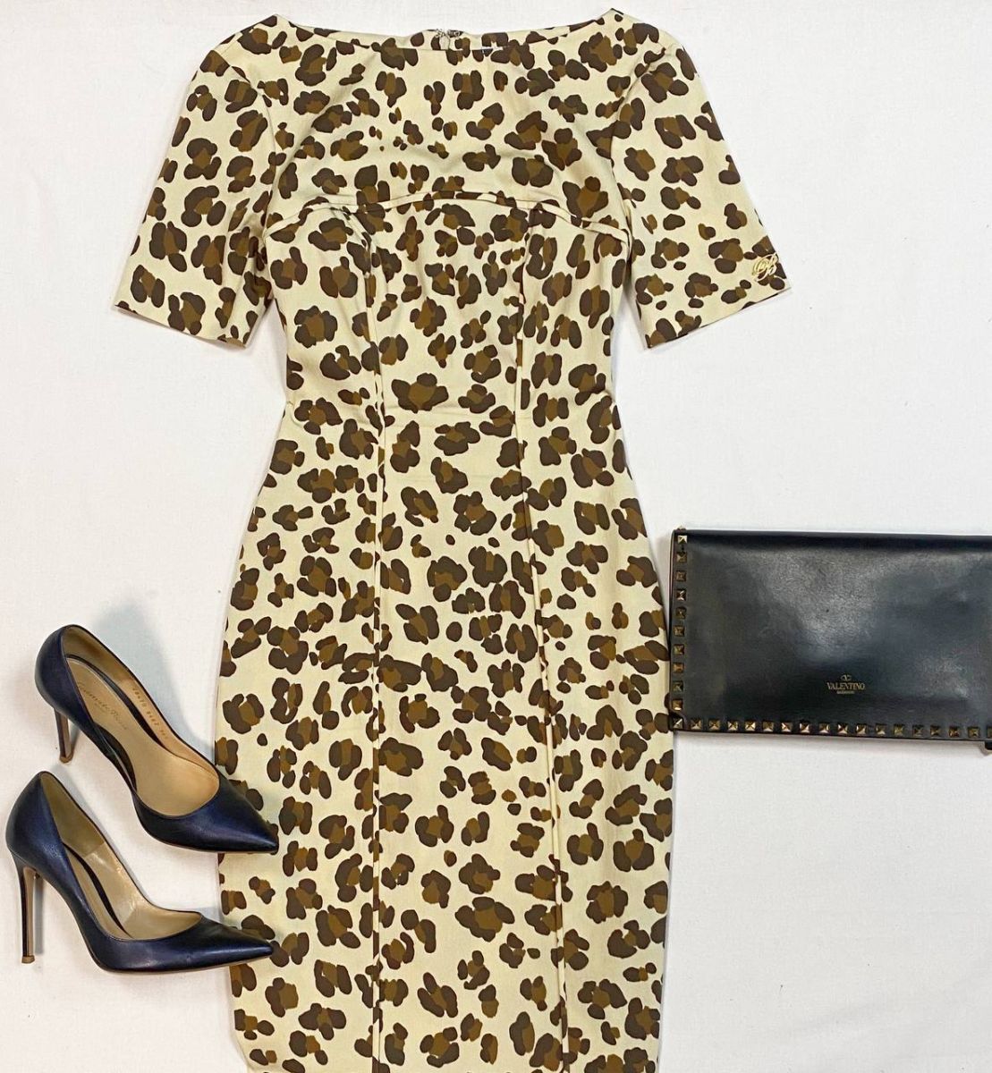 Платье Blumarine размер 40 цена 7 693 руб
Туфли Gianvito Rossi размер 36.5 цена 10 770 руб
Клатч Valentino
