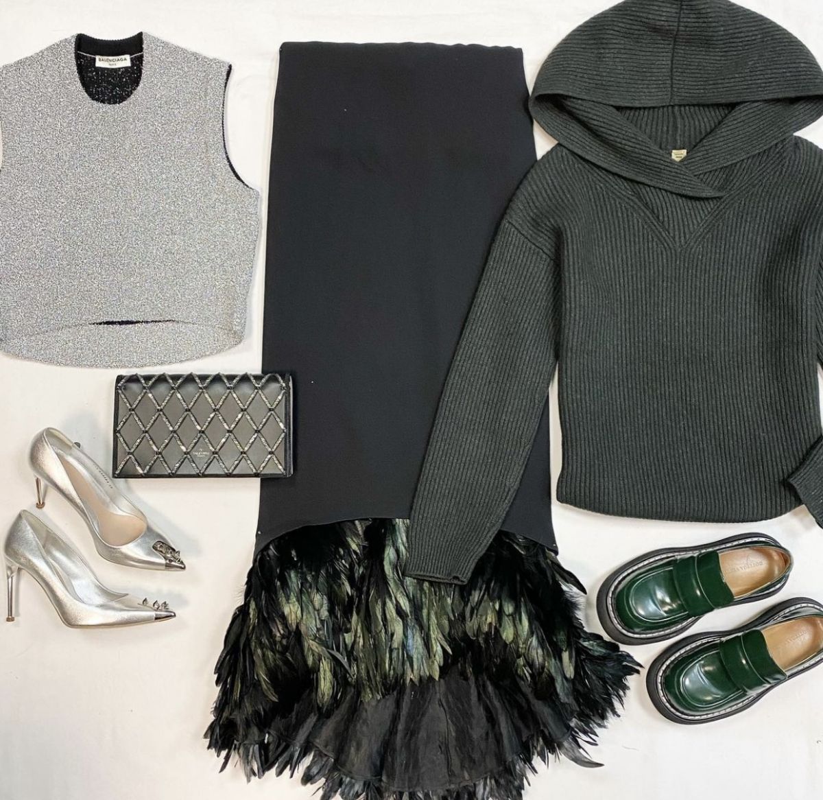 Свитер/кашемир/ Hermes размера 42 цена 53 848 рубТоп Balenciaga размер 38 цена 15 385 рубЮбка/перья/ размер 42 цена 7 693 руб Туфли Alexander McQueen размер 40 цена 23 078 руб Лоферы Bottega Veneta размер 40 цена 30 770 рубКлатч Valentino