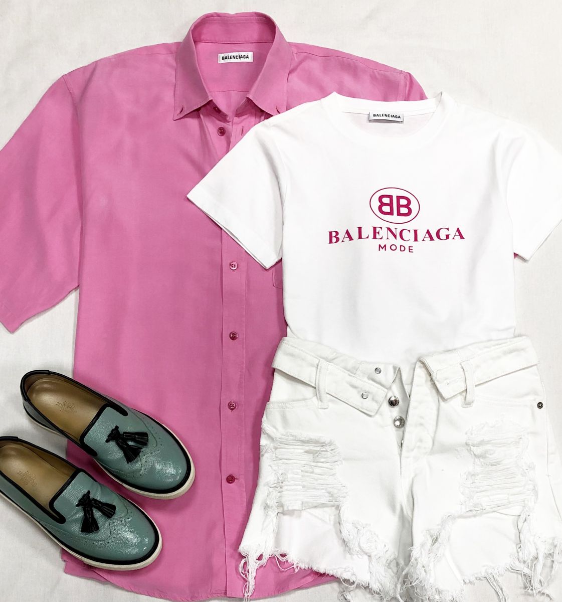 Рубашка Balenciaga размер 34 цена 15 655 руб
Футболка Balenciaga размер S цена 9 393 руб
Шорты Alexander Wang размер 24 цена 7 828 руб
Слипоны Hermès размер 37 цена 18 786 руб