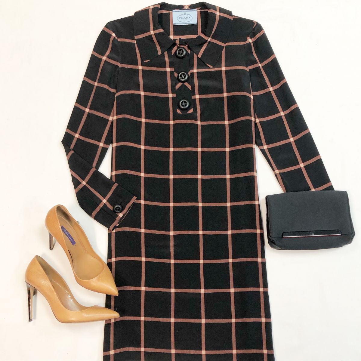 Платье Prada размер 42 цена 15 385 рубТуфли Ralph Lauren размер 38 цена 12 308 рубКлатч Louboutin