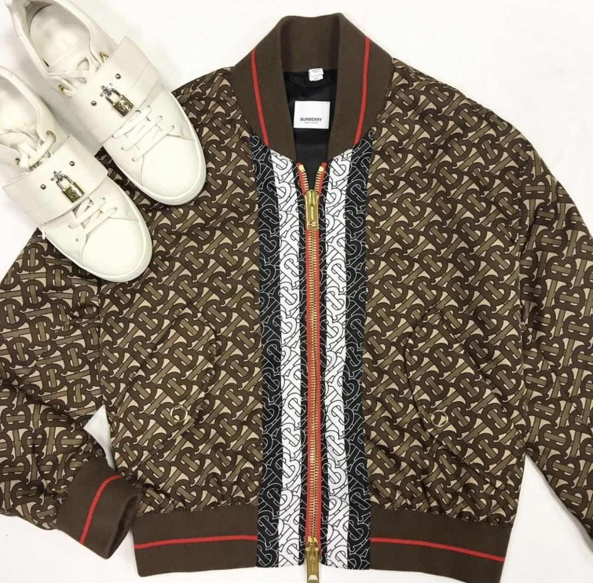 Бомбер Burberry размер 36 цена 23 077 руб Кроссовки Louis Vuitton размер 37.5 цена 15 385 руб