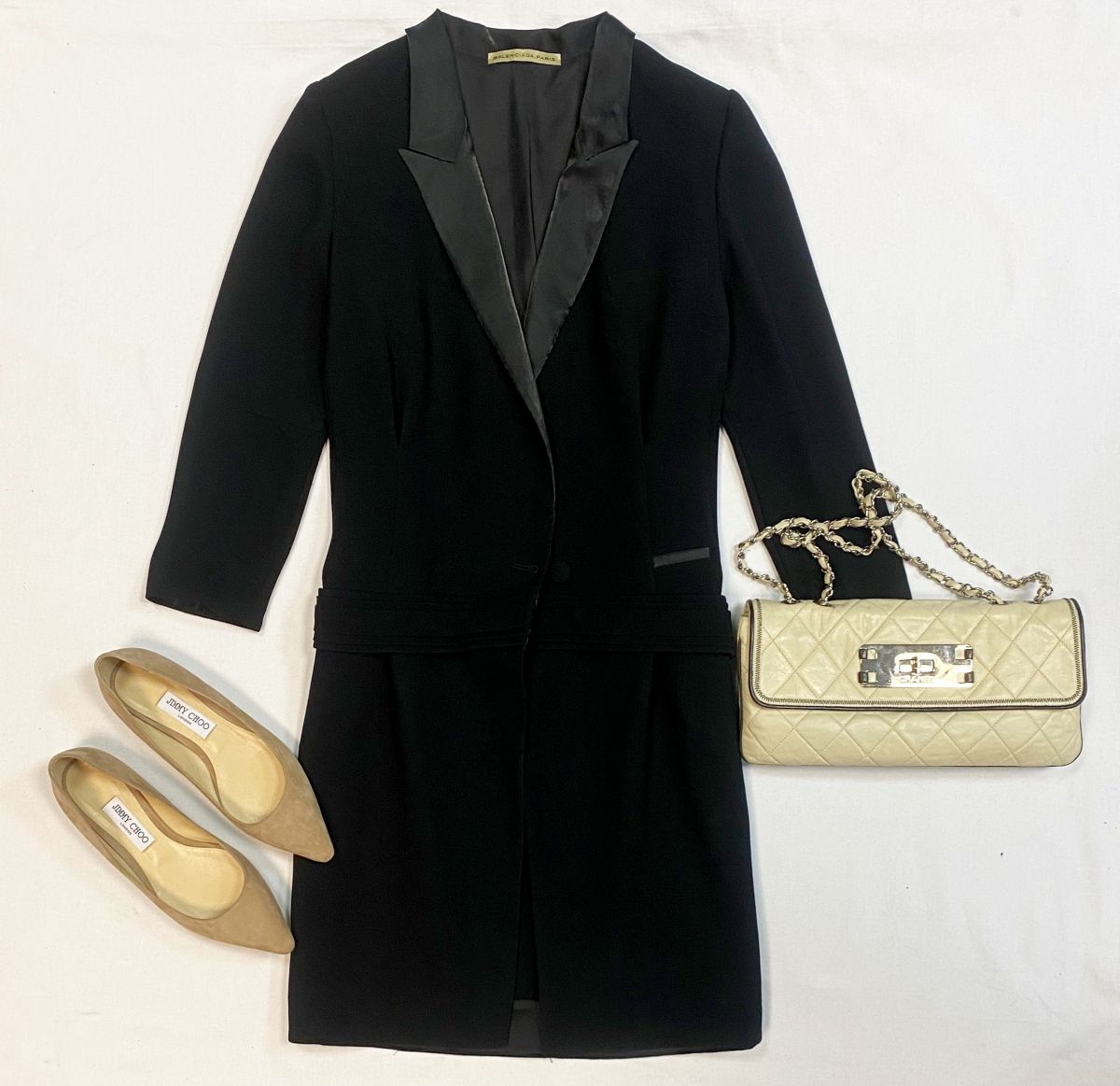 Пальто Balenciaga размер 40 цена 15 385 руб
Балетки Jimmy Choo размер 39 цена 15 385 руб
Сумка Chanel