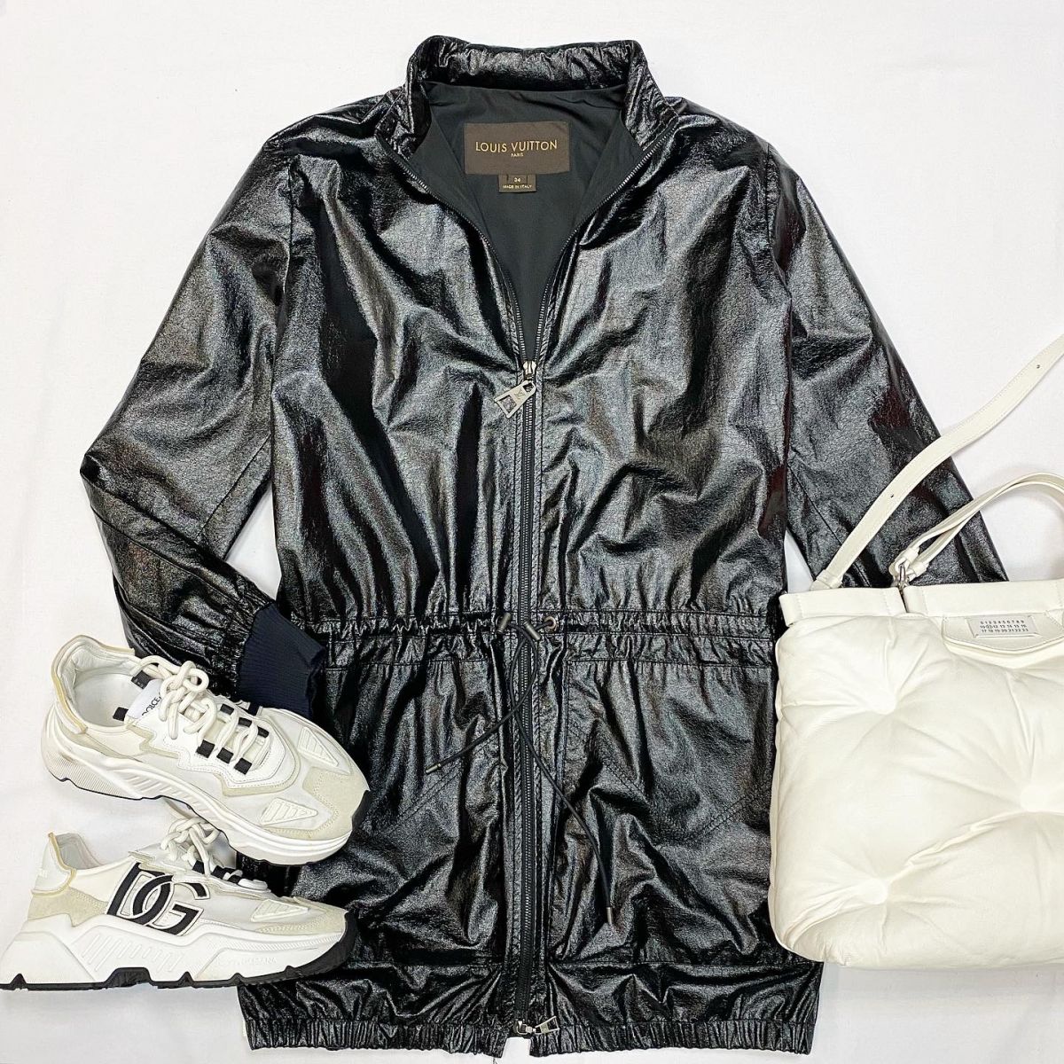 Плащ Louis Vuitton размер 34 цена 53 847 руб Кроссовки Dolce Gabbana размер 38 цена 30 770 руб Сумка Maison Martin Margiela