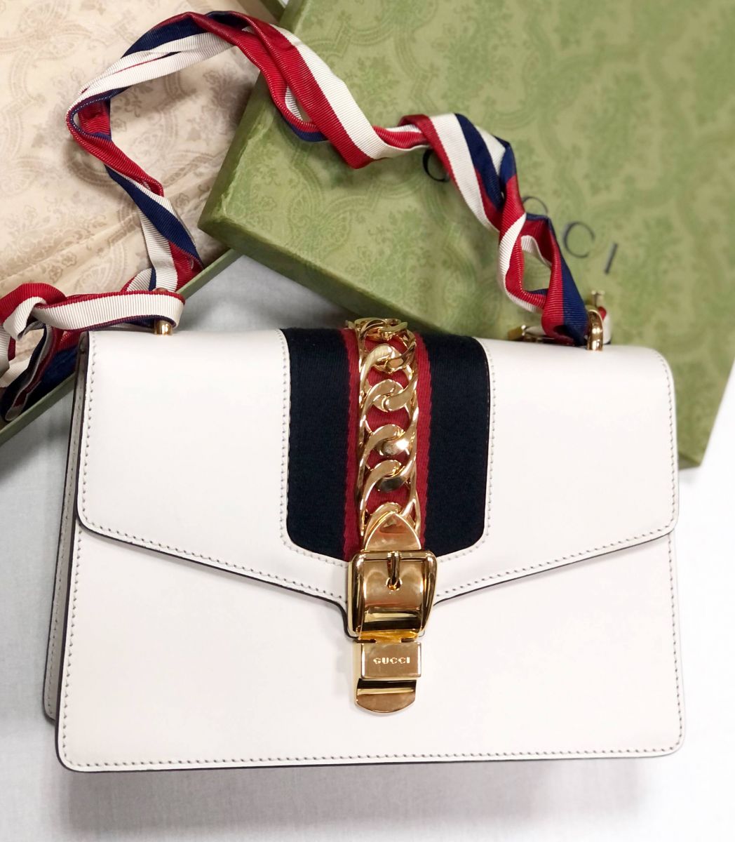 Сумка Gucci размер 26/16 цена
62 620 руб 

