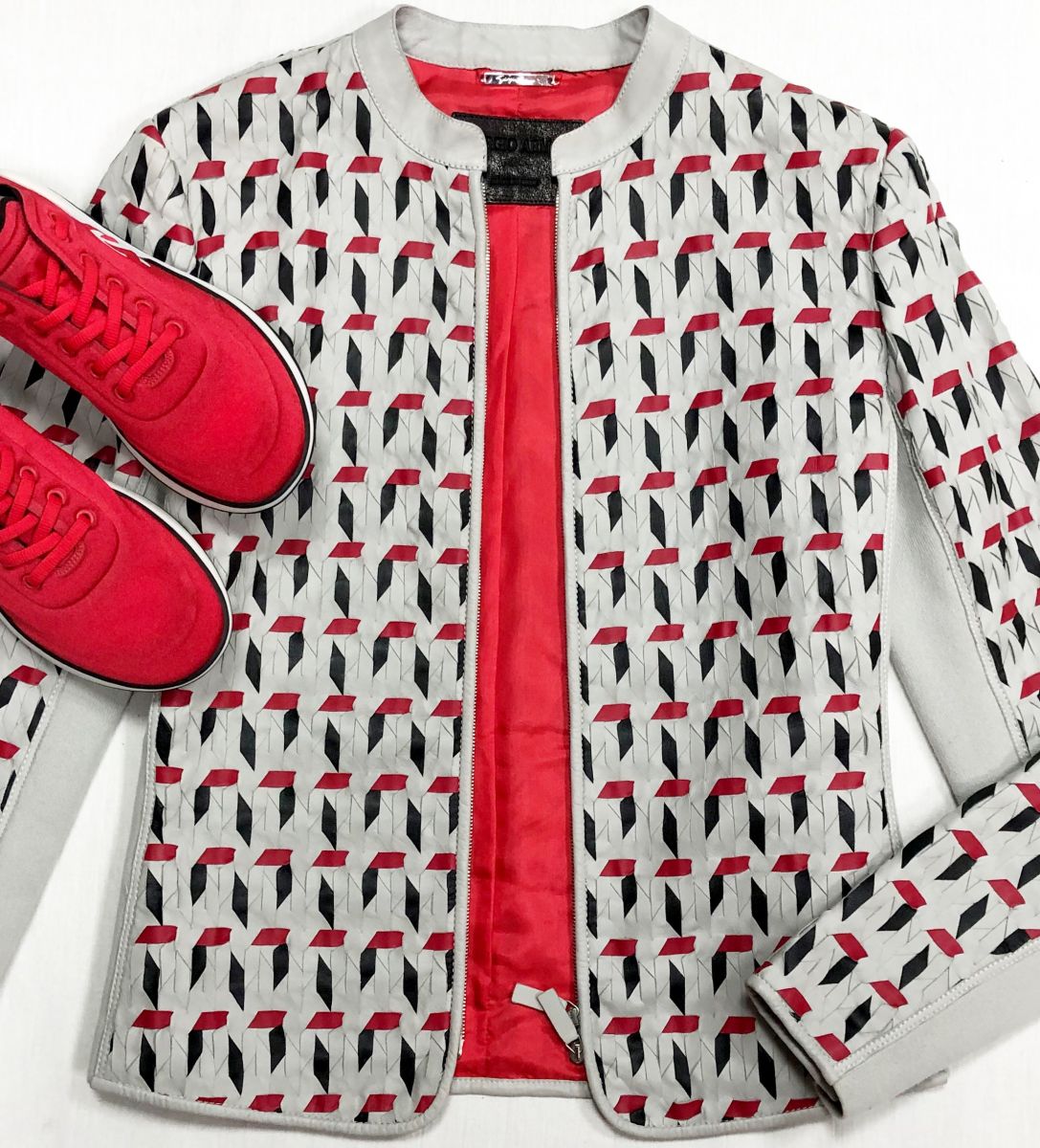 Куртка /кожа/ Giorgio Armani размер 42 цена 23 483 рубКроссовки Chanel размер 38.5 цена 70 448 руб
