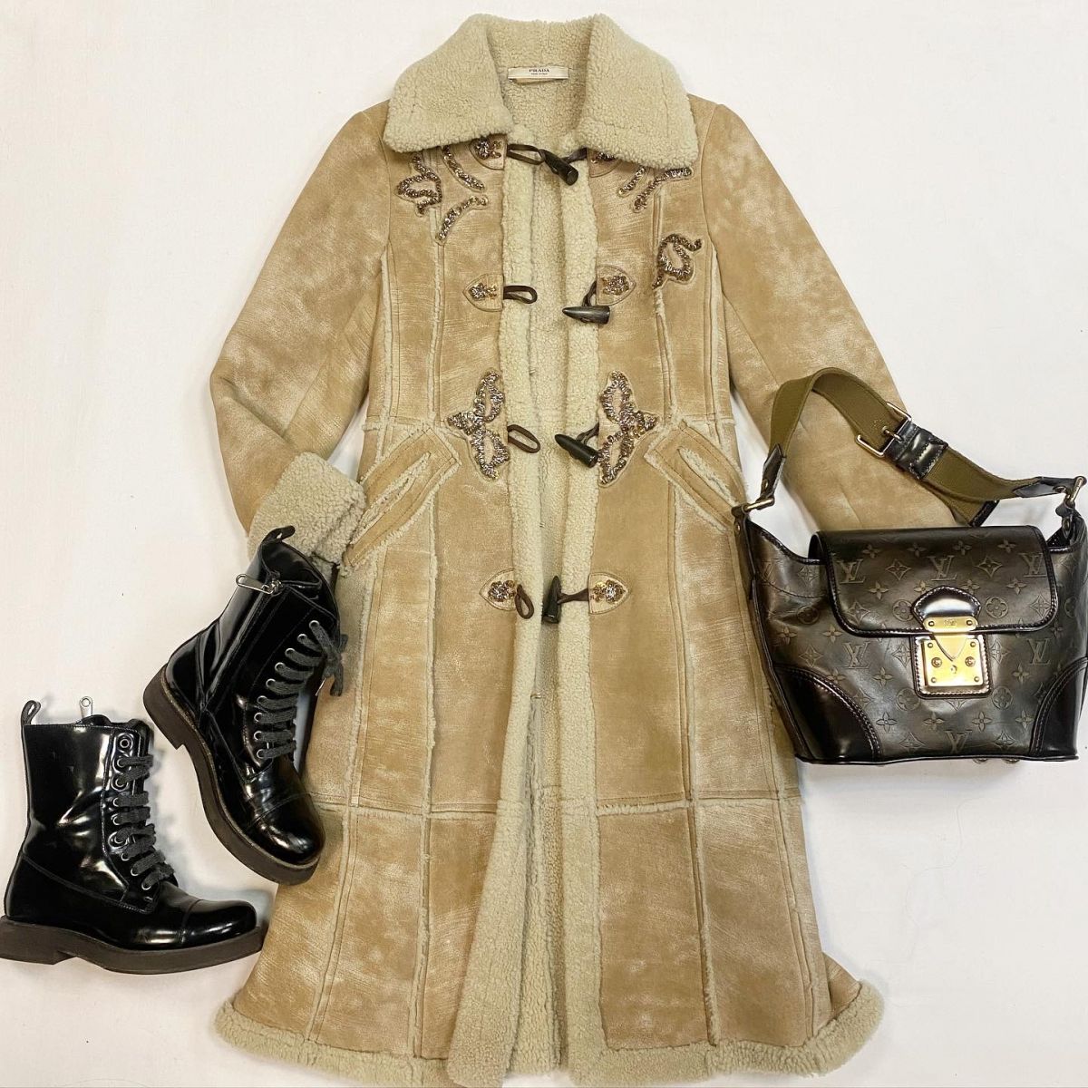 Дублёнка /пайетки/ Prada размер 38 цена 23 078 рубБотиBrunello Cucinelli размер 36 цена 46 155 рубСумка Louis Vuitton
