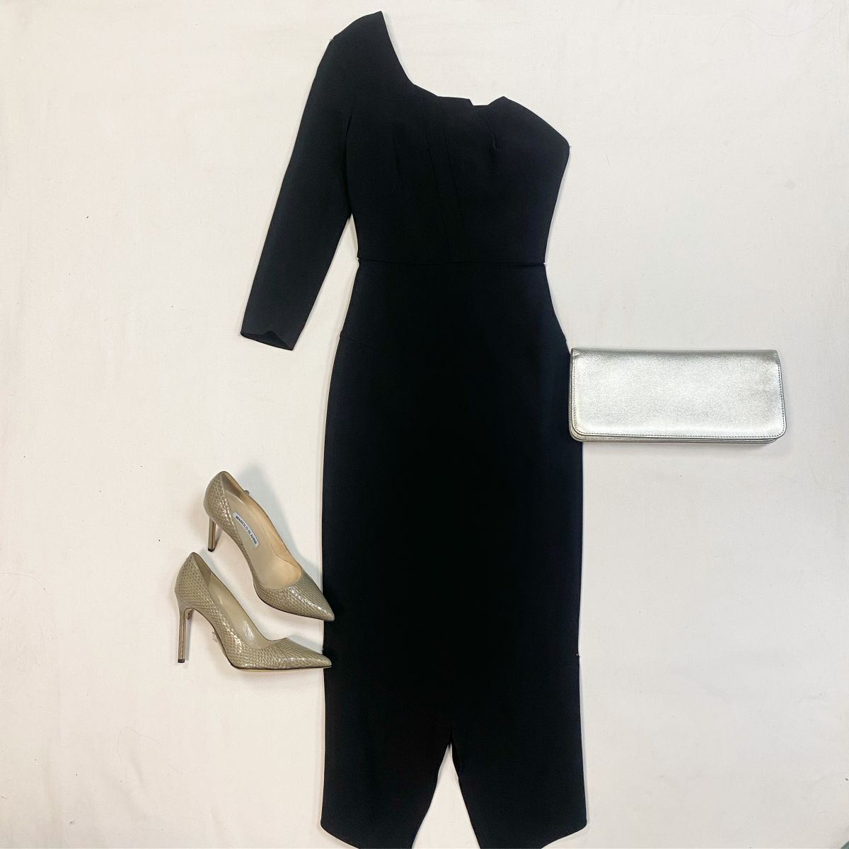 Платье Roland Mouret размер 38 цена 18 462 рубТуфли Manolo Blahnik размер 36.5 цена 23 078 рубКлатч Tom Ford