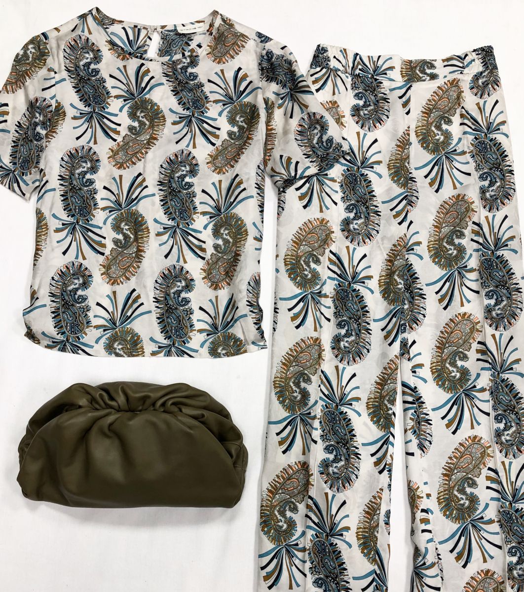 Костюм Etro размер 46 цена 23 483 руб
Клатч Bottega Veneta