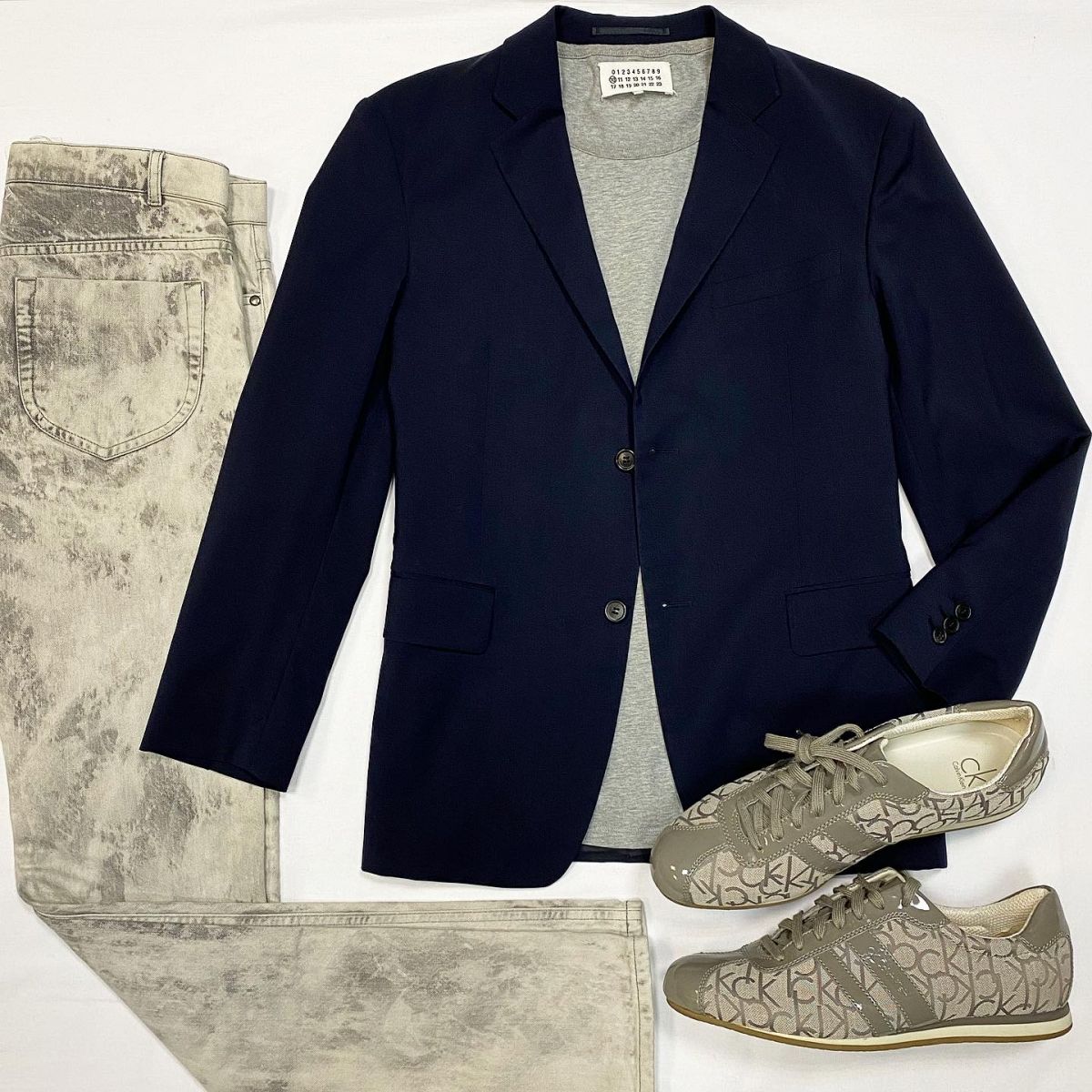 Джинсы Maison Martin Margiela размер 48 Цна 18 463 руб / новые с биркой / Пиджак Prada размер 50 цена 7 693 руб Футболка Maison Martin Margiela размер 54 цена 4 616 руб Кеды Calvin Klein размер 44 цена 7 693 руб