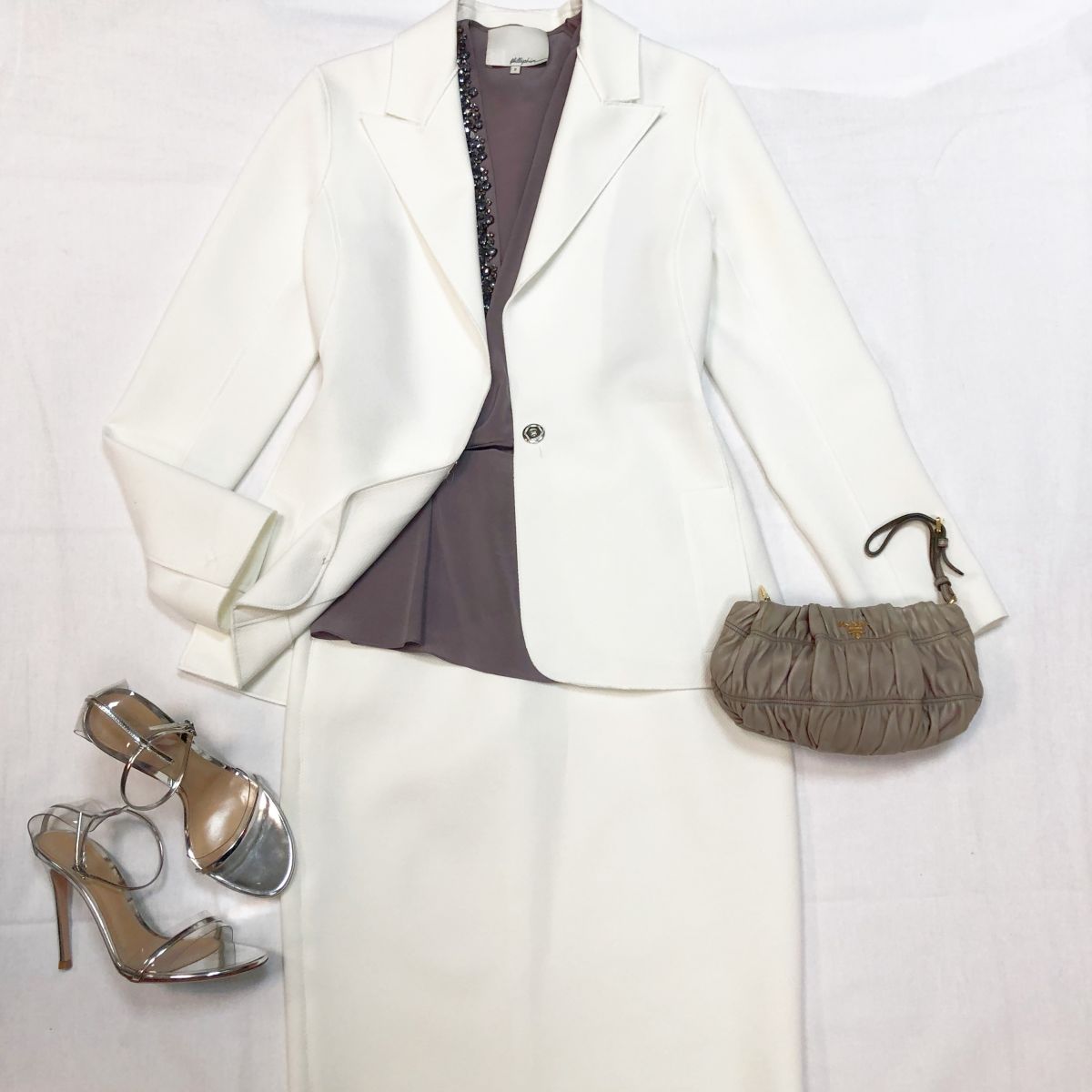 Костюм LANVIN размер 40 цена 18 463 руб 
Босоножки GIANVITO ROSSI размер 38 цена 23 078 руб 
Клатч PRADA