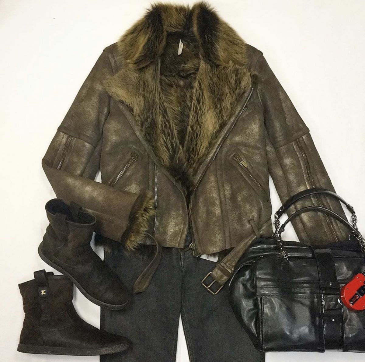 Дублёнка Plein Sud размер 38 / 42 / цена 30 770 руб Джинсы Balenciaga размер 28 / 46 / цена 7 693 руб Сапоги / на меху Chanel  размер 38.5 цена 7 693 руб Сумка Loewe 