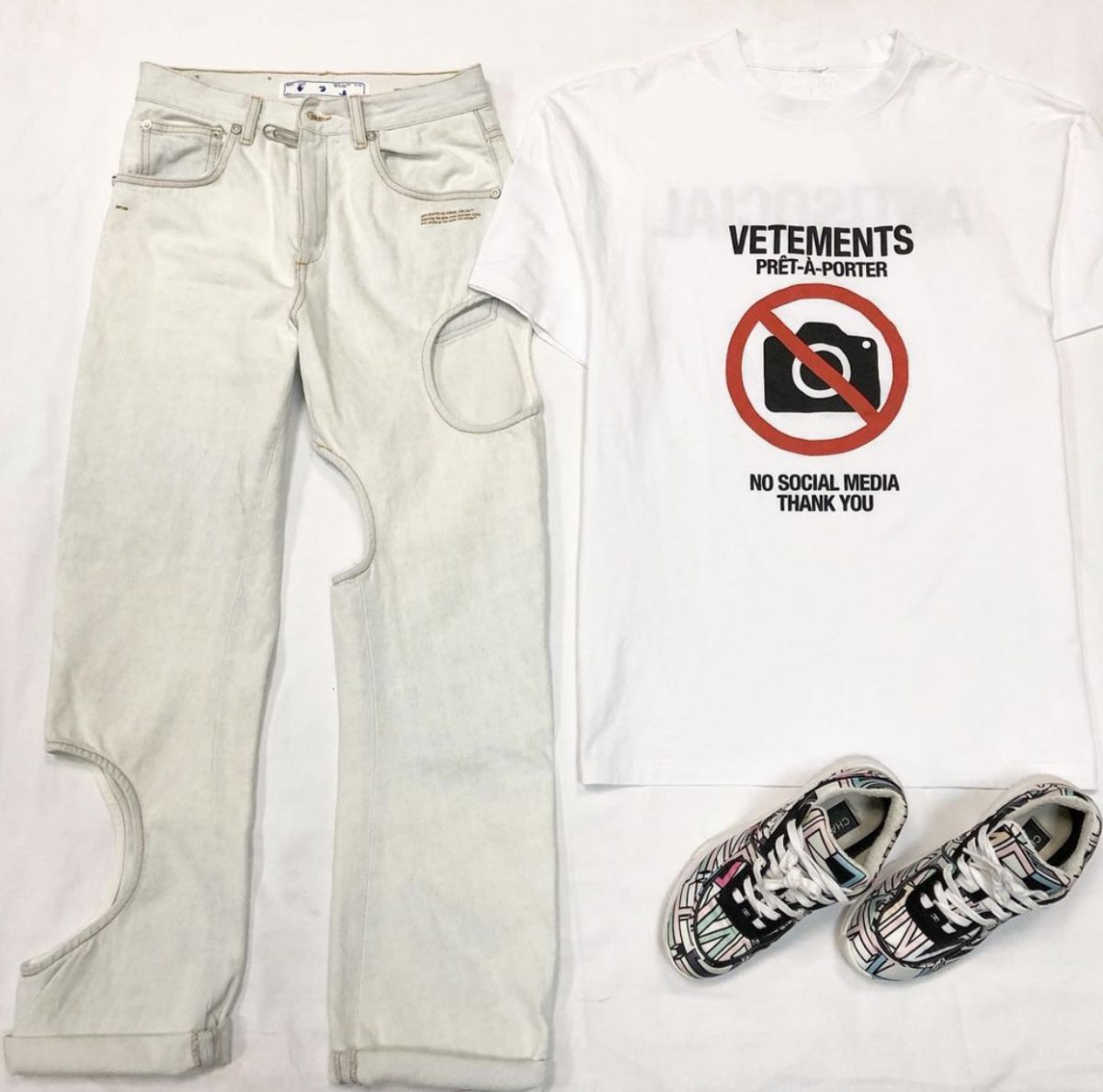 Футболка Vetements размер М цена 7693 руб Джинсы Off White размер 24 цена 7 693 руб Кроссовки Chanel  размер 37.5 цена 38 463 руб