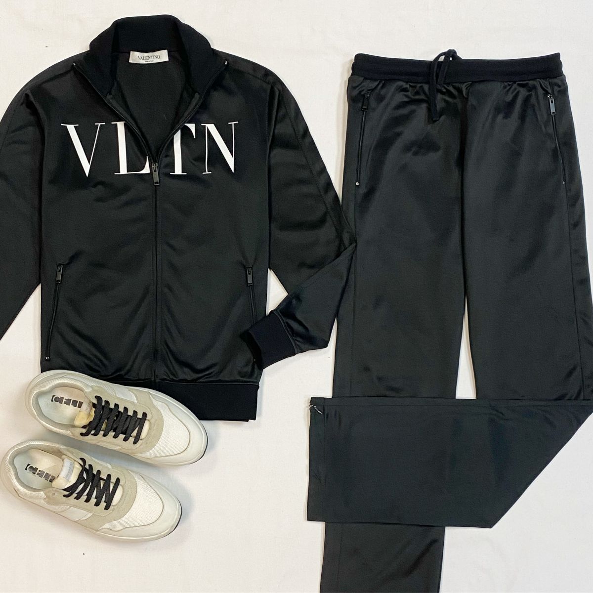 Костюм Valentino размер XS цена 23 078 рубКроссовки Celine размер 40 цена 12 308 руб